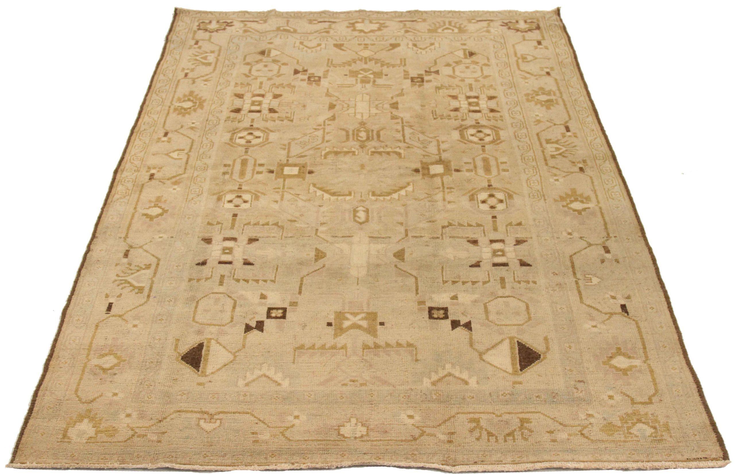Entdecken Sie die Eleganz des persischen Malayers mit dem kleinen Teppich von CIRCA 1880. Dieses exklusive Design aus Wolle und Braun-Elfenbein ist perfekt, um Ihren Raum zu verschönern.