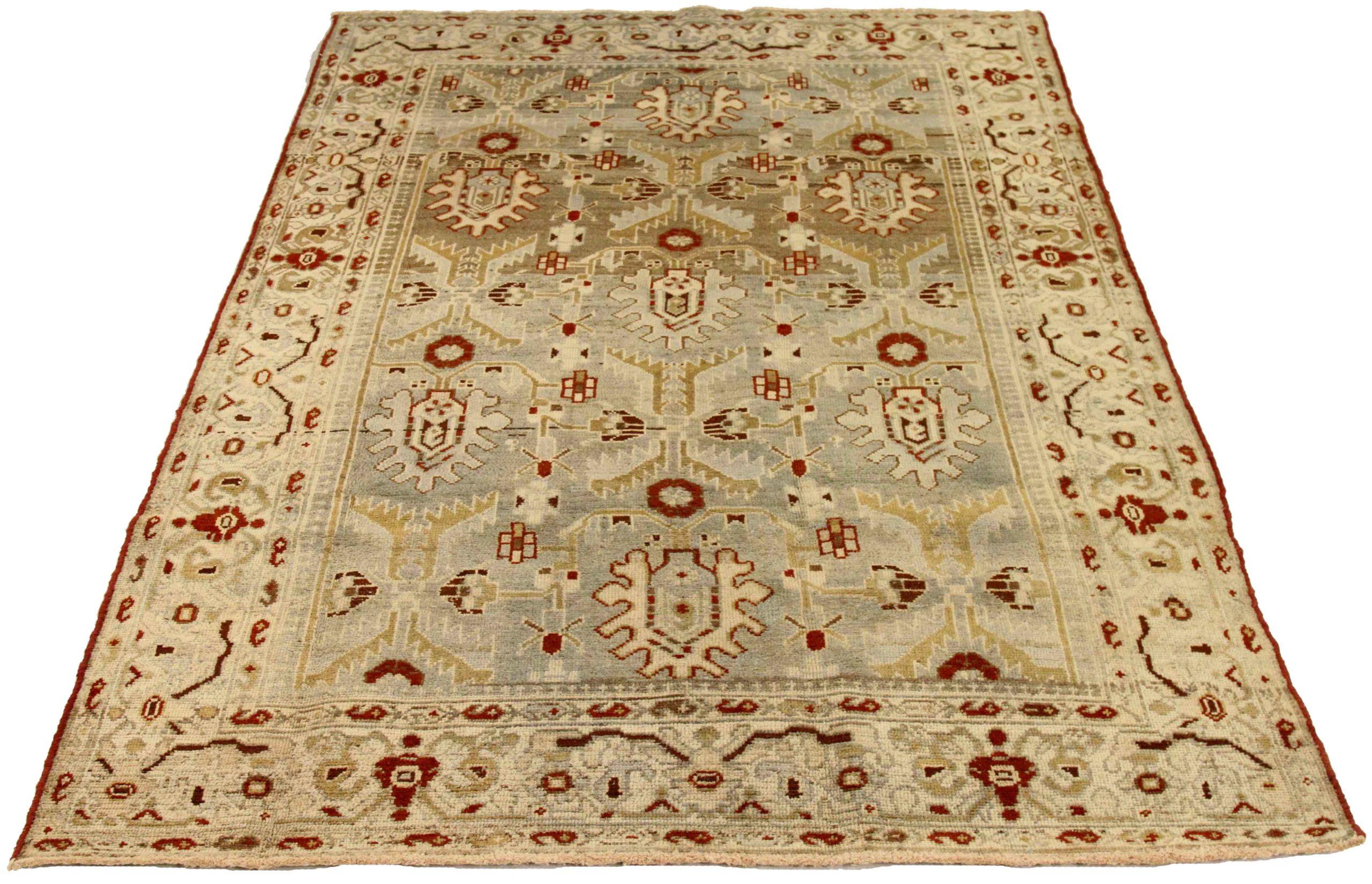 Scopri l'eleganza del tappeto persiano Malayer di piccole dimensioni del 1880 circa. Progettato con lana e marrone-avorio-blu chiaro-rosso, questo design esclusivo è perfetto per valorizzare il tuo spazio.
