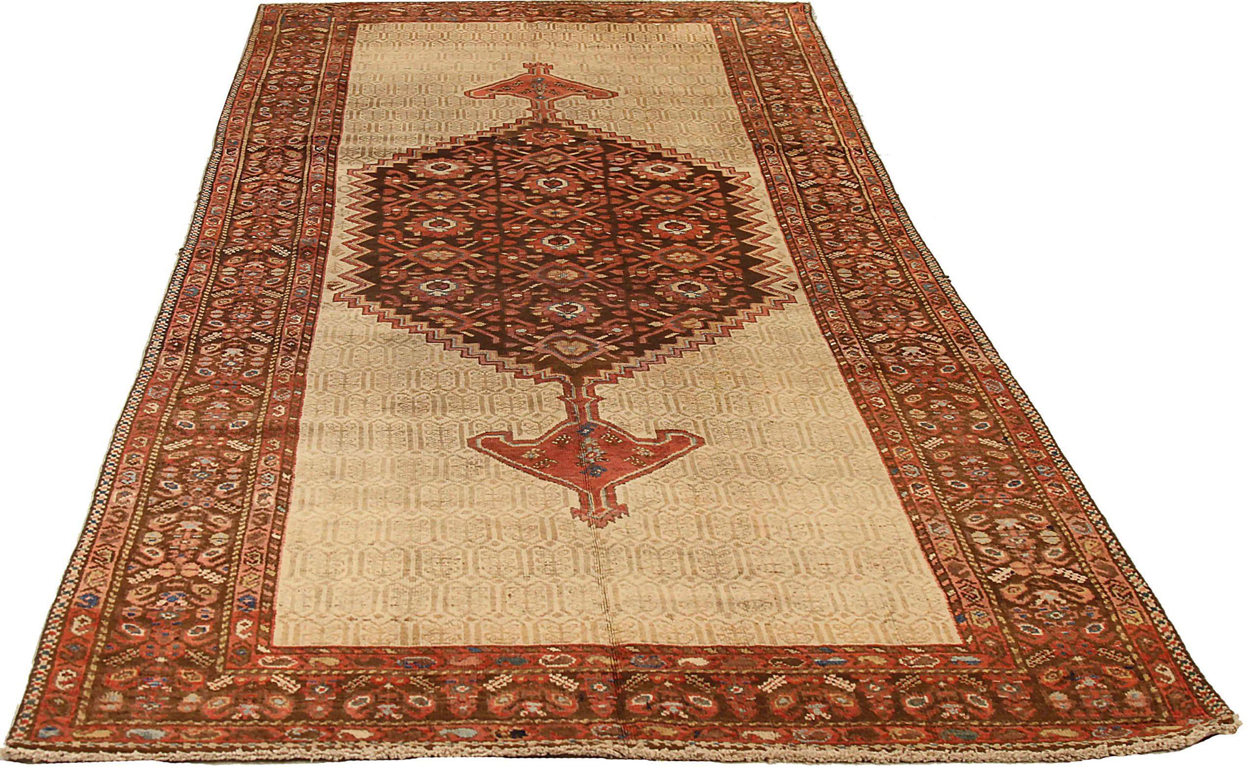 Découvrez l'élégance du petit tapis persan Malayer datant de 1880. Conçu avec de la laine et du BrownIvoryRed, ce design exclusif est parfait pour mettre en valeur votre espace.