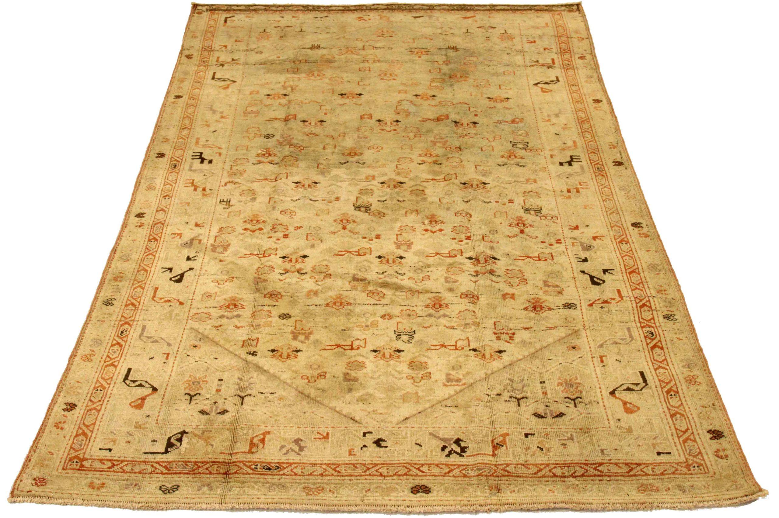 Découvrez l'élégance du petit tapis persan Malayer datant de 1880. Conçu avec de la laine et du BrownIvoryRed, ce design exclusif est parfait pour mettre en valeur votre espace.