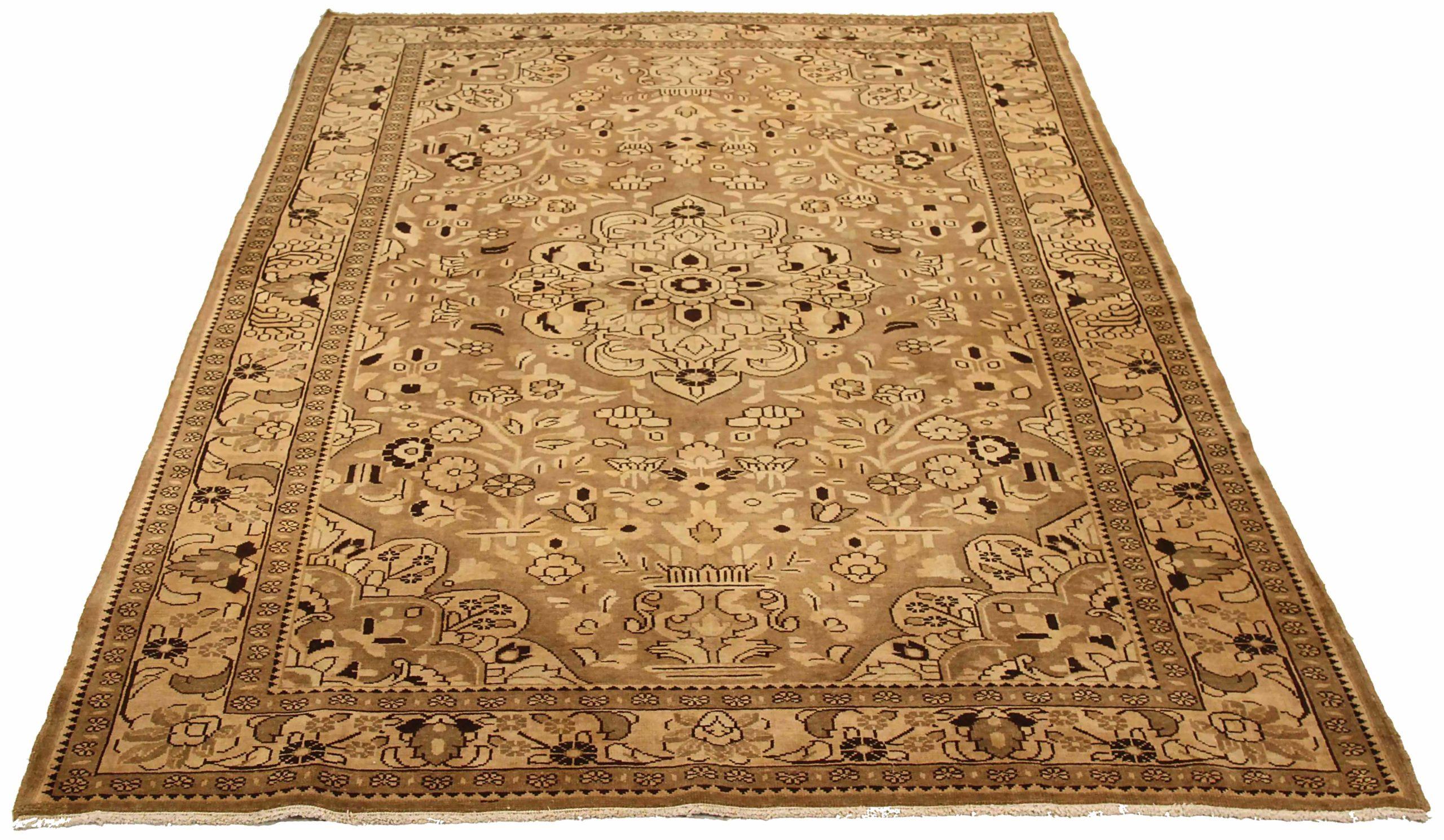 Entdecken Sie die Eleganz des persischen Malayers mit dem kleinen Teppich von CIRCA 1880. Dieses exklusive Design aus Wolle und Braun-Elfenbein-Taupe ist perfekt, um Ihren Raum zu verschönern.