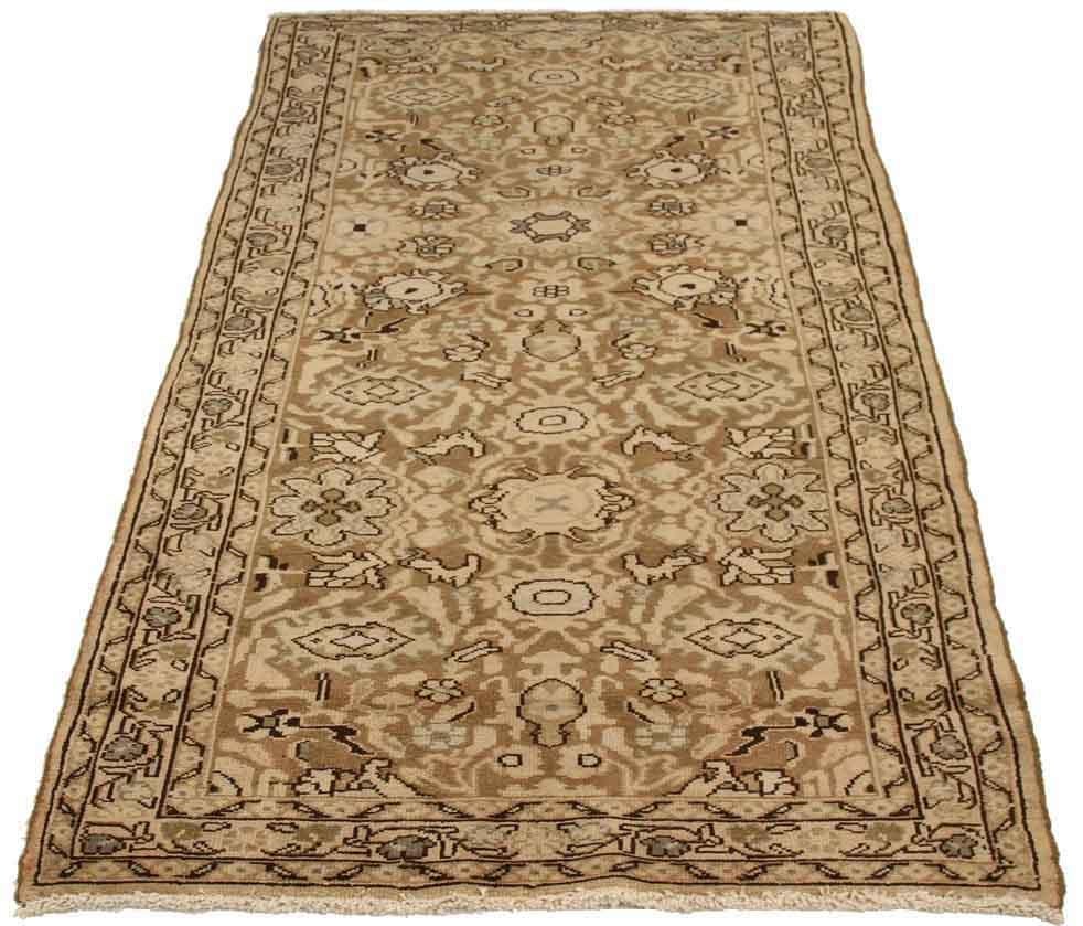 Entdecken Sie die Eleganz des persischen Malayers mit dem kleinen Teppich von CIRCA 1880. Dieses exklusive Design aus Wolle und Braun-Elfenbein-Taupe ist perfekt, um Ihren Raum zu verschönern.