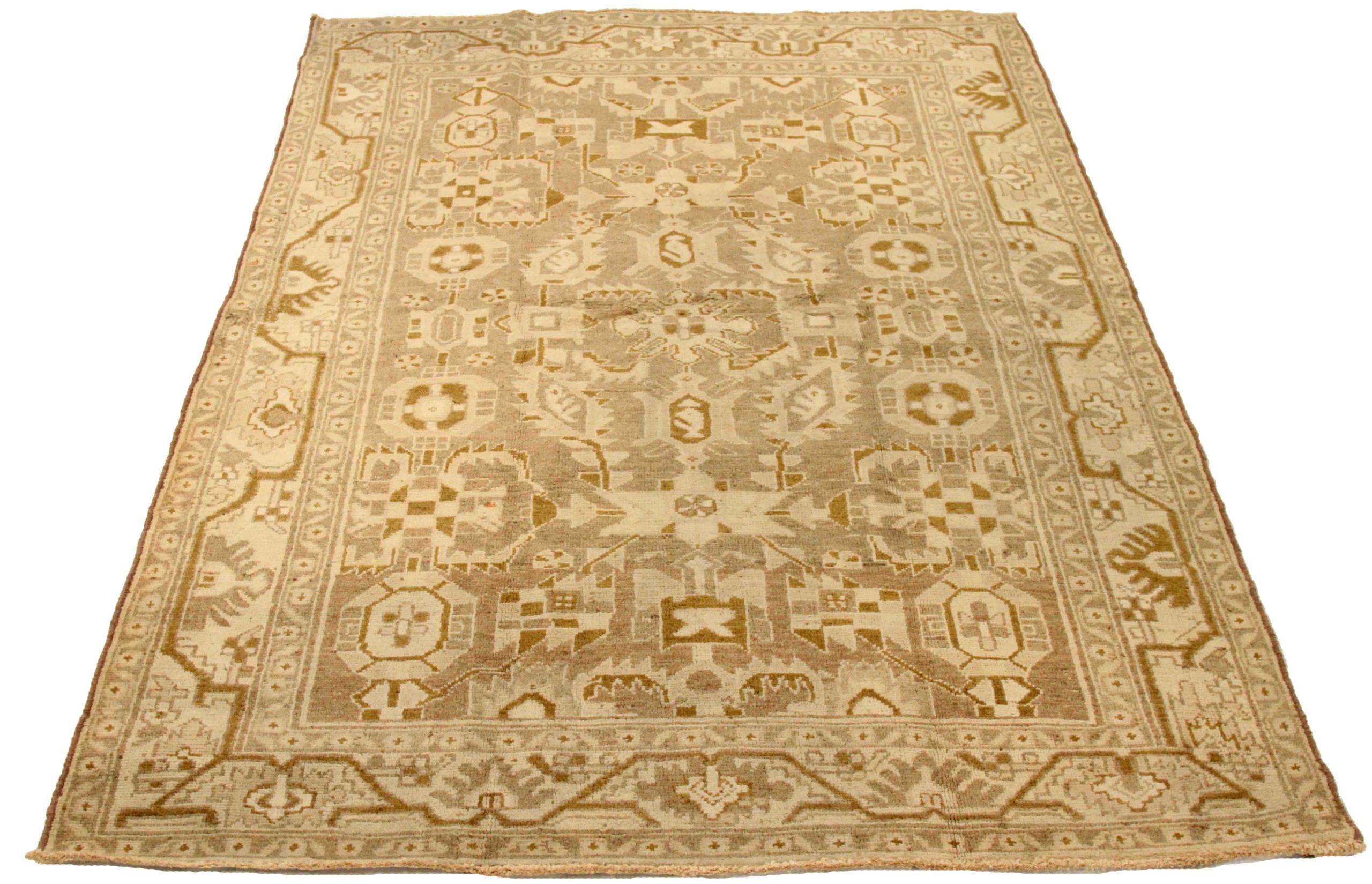 Entdecken Sie die Eleganz des persischen Malayers mit dem kleinen Teppich von CIRCA 1880. Dieses exklusive Design aus Wolle und Braun-Elfenbein-Taupe ist perfekt, um Ihren Raum zu verschönern.