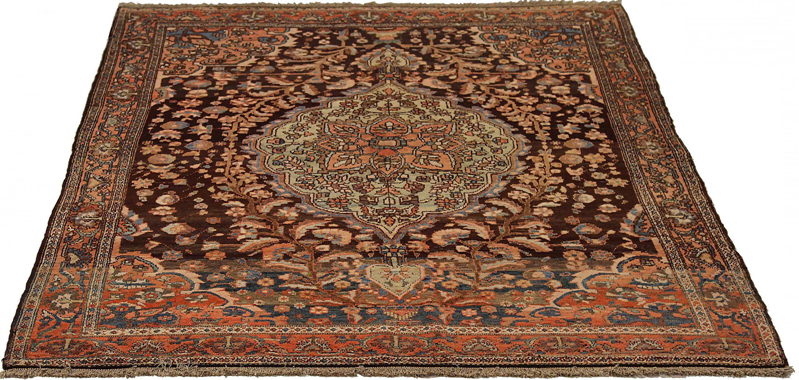 Entdecken Sie die Eleganz des persischen Malayers mit dem kleinen Teppich von CIRCA 1880. Dieses exklusive Design aus Wolle und BraunGrünRot ist perfekt, um Ihren Raum zu verschönern.