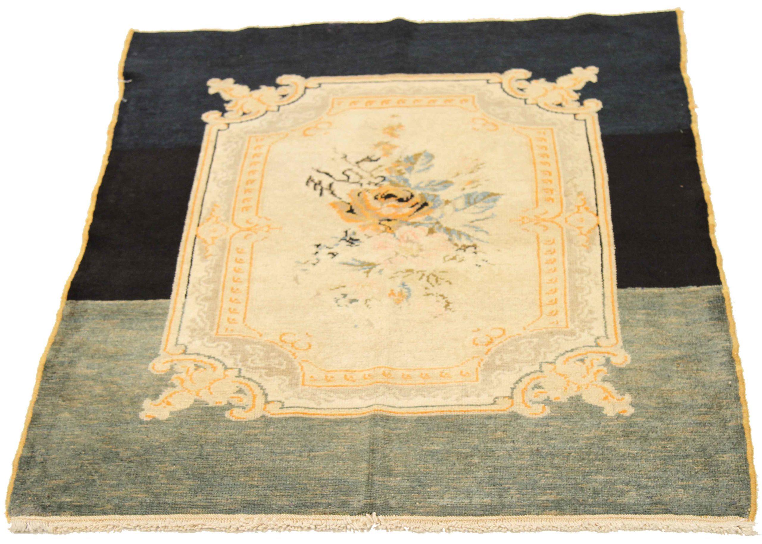 Scopri l'eleganza del tappeto persiano Malayer di piccole dimensioni del 1880 circa. Progettato in lana e marrone-avorio, questo design esclusivo è perfetto per valorizzare il tuo spazio.
