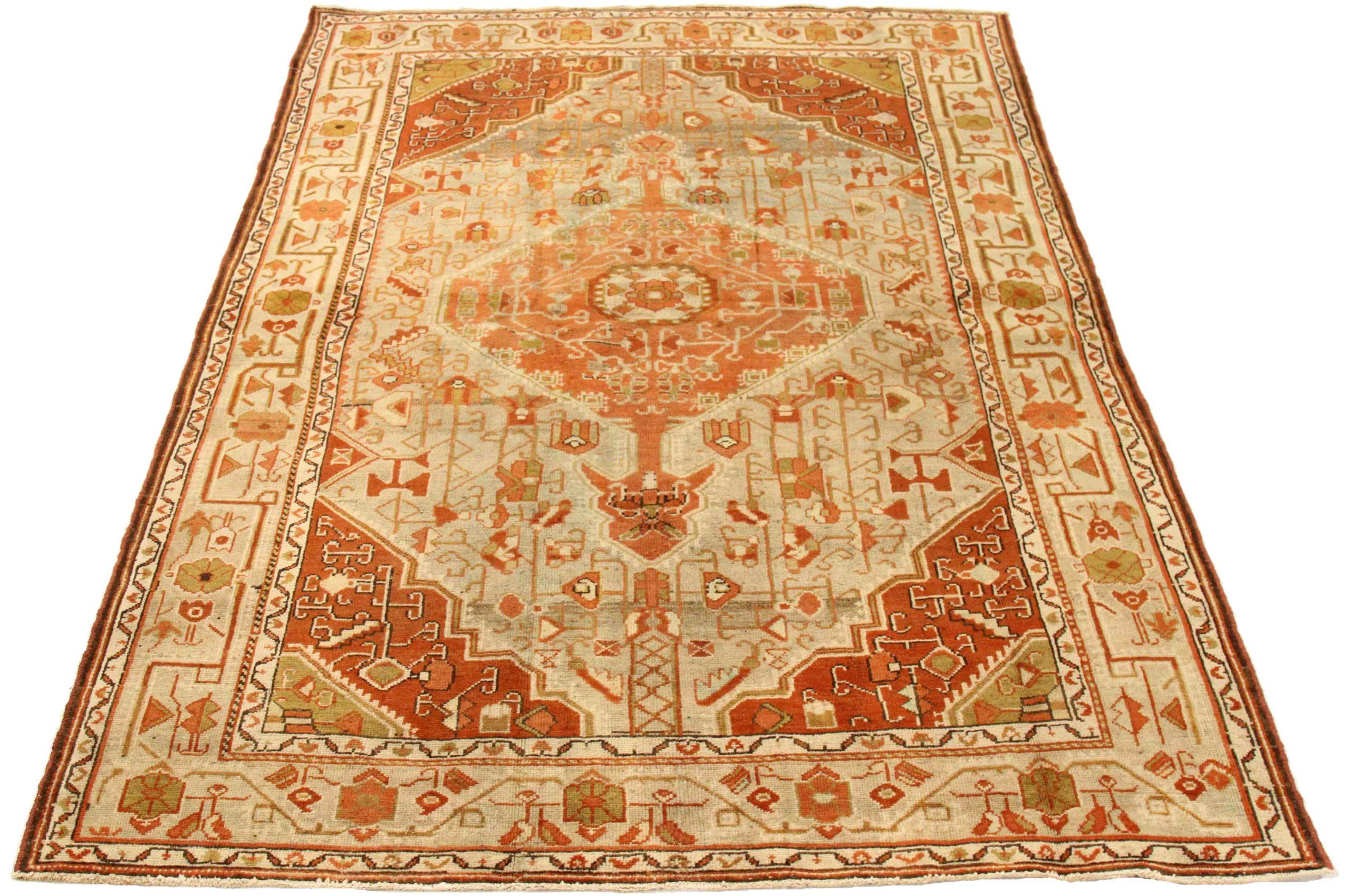 Entdecken Sie die Eleganz des persischen Malayers mit dem kleinen Teppich von CIRCA 1880. Dieses exklusive Design aus Wolle und GreenIvoryRed ist perfekt, um Ihren Raum zu verschönern.