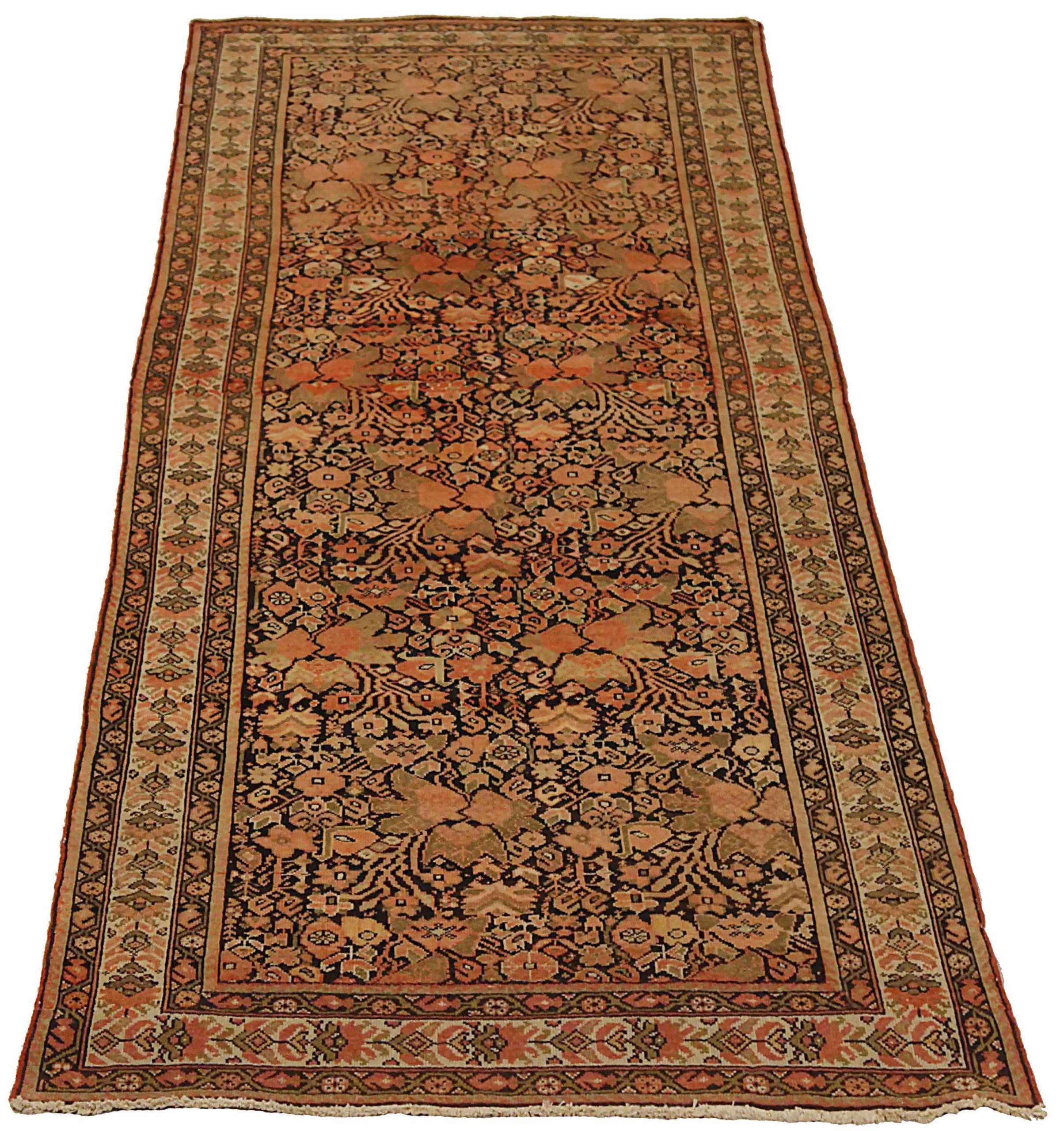 Découvrez l'élégance du petit tapis persan Malayer datant de 1880. Conçu avec de la laine et du vert-bleu-marine-rouge, ce design exclusif est parfait pour mettre en valeur votre espace.