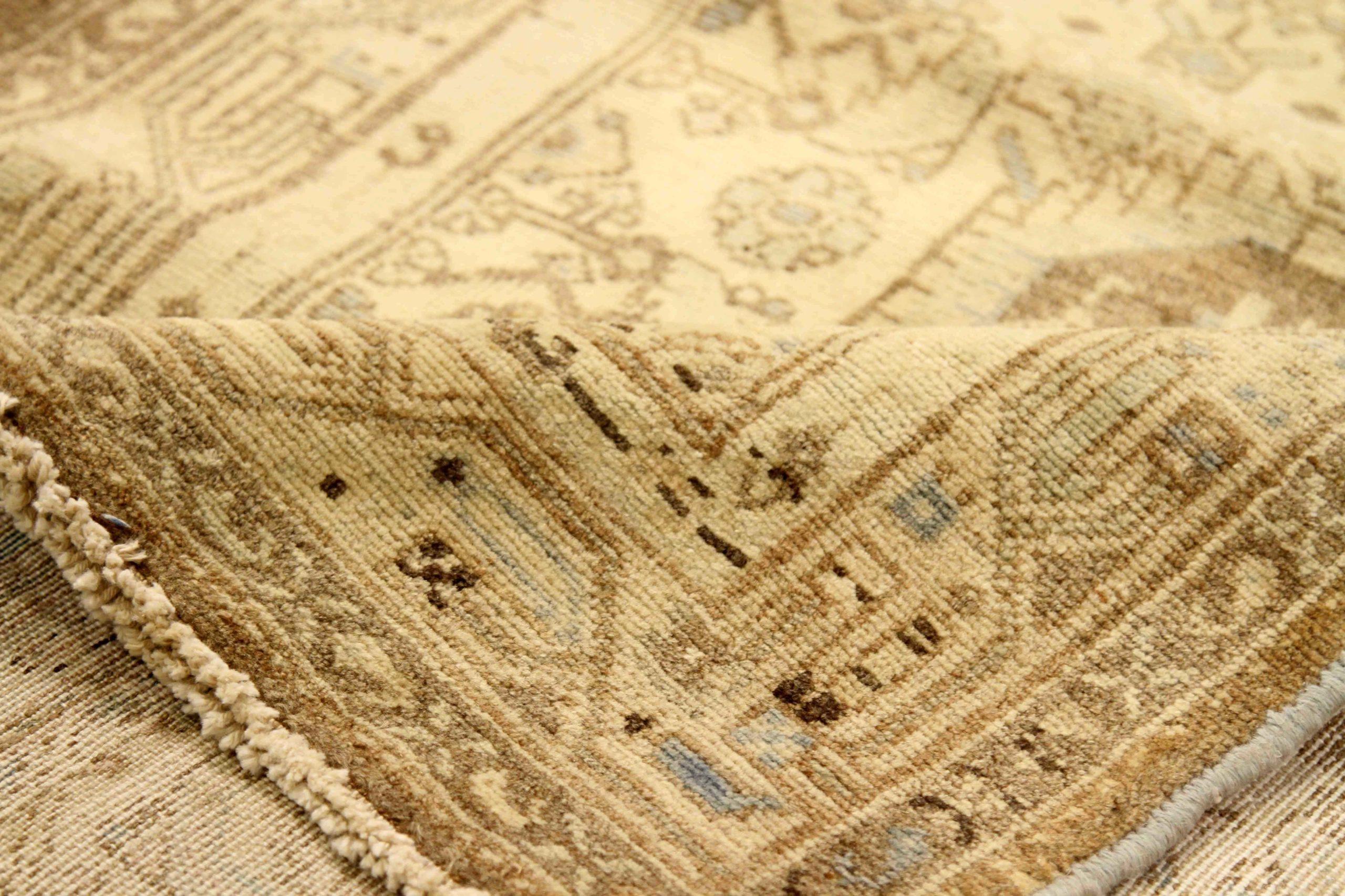 Persischer Malayer Kleiner Teppich aus Wolle in Elfenbein und Taupe 74075 (Asiatisch) im Angebot