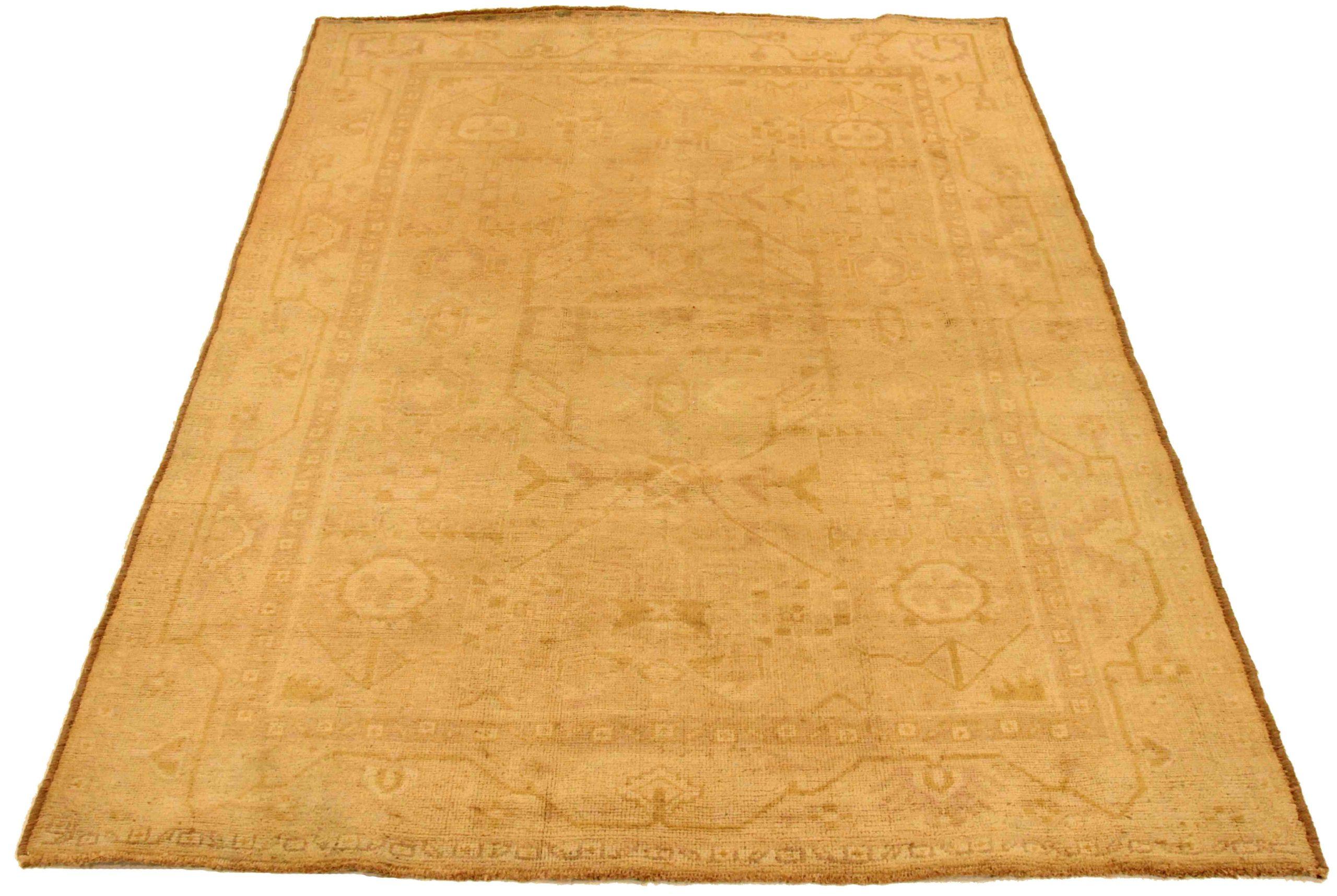 Descubre la elegancia de la Alfombra Persa Malayer Pequeña de Circa 1880. Diseñado con lana y amarillo marfil, este diseño exclusivo es perfecto para realzar tu espacio.