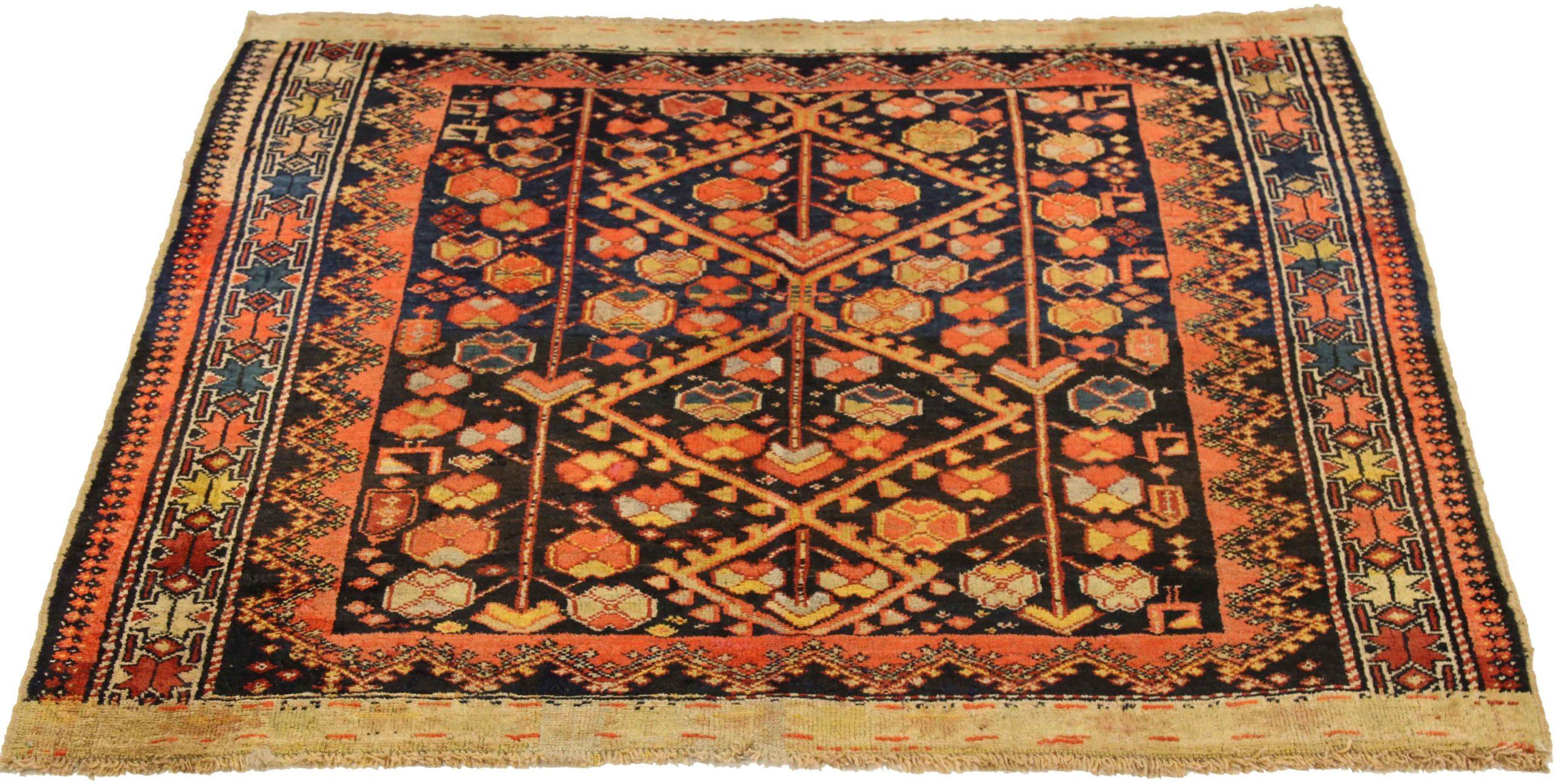 Descubre la elegancia de la Alfombra Persa Malayer Pequeña de Circa 1880. Diseñado con lana y azul marino-rojo-amarillo, este diseño exclusivo es perfecto para realzar tu espacio.