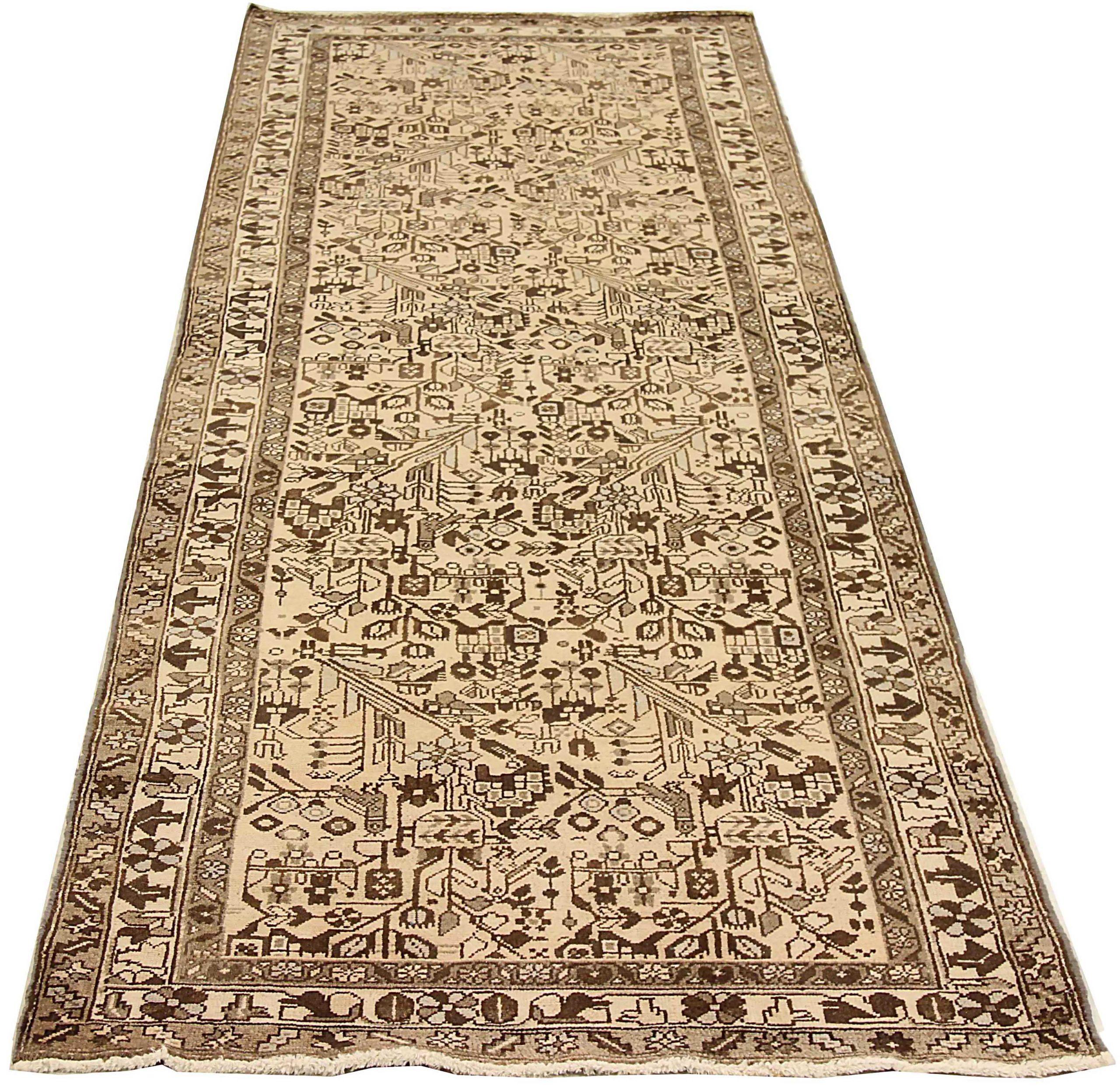 Entdecken Sie die Eleganz des persischen Malayers mit dem kleinen Teppich von CIRCA 1910. Dieses exklusive Design aus Wolle und Braun-Elfenbein ist perfekt, um Ihren Raum zu verschönern.
