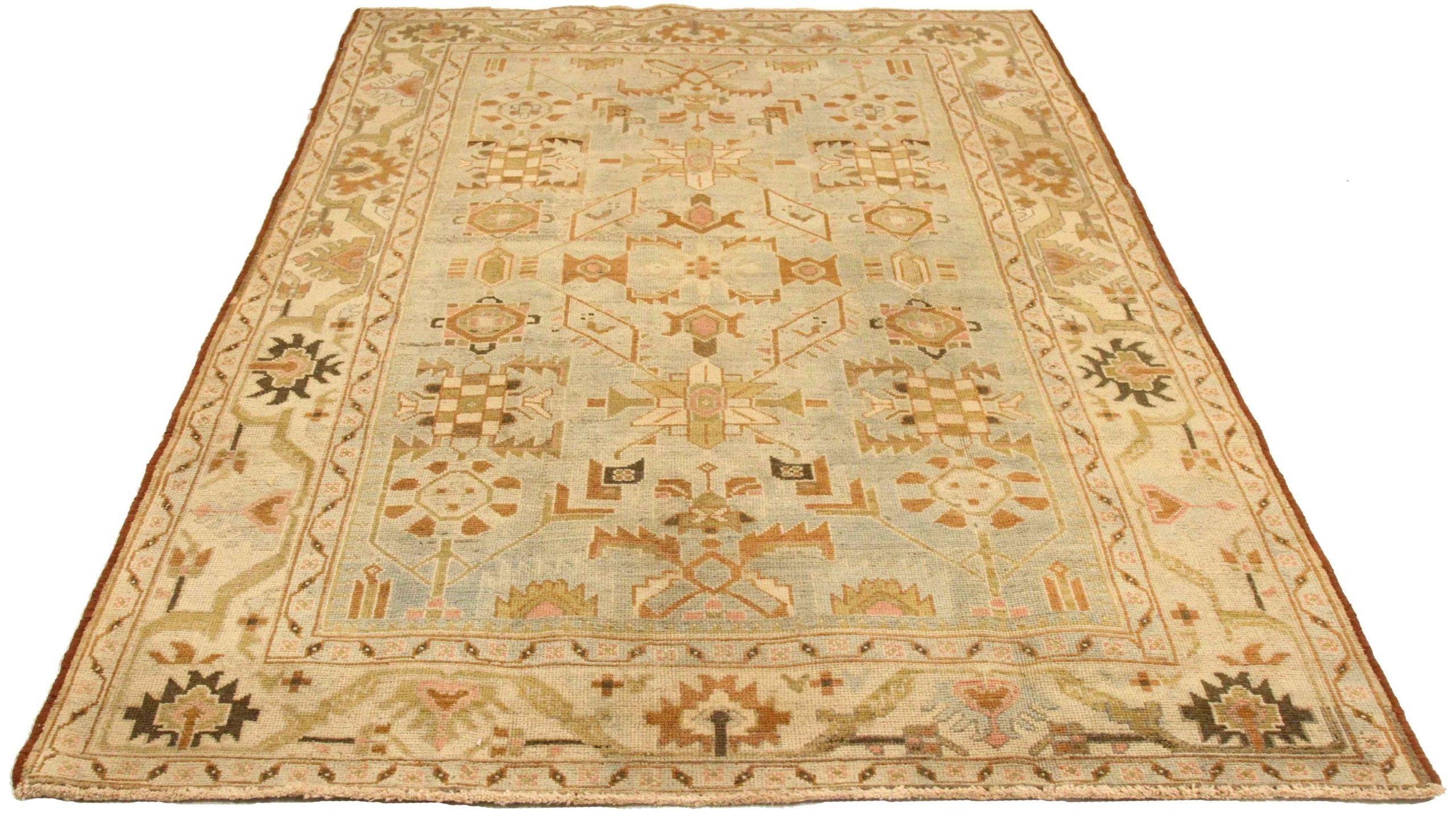 Descubre la elegancia de la Alfombra Persa Malayer Pequeña de Circa 1880. Diseñado con lana y azul-marrón-verde-marfil, este diseño exclusivo es perfecto para realzar tu espacio.