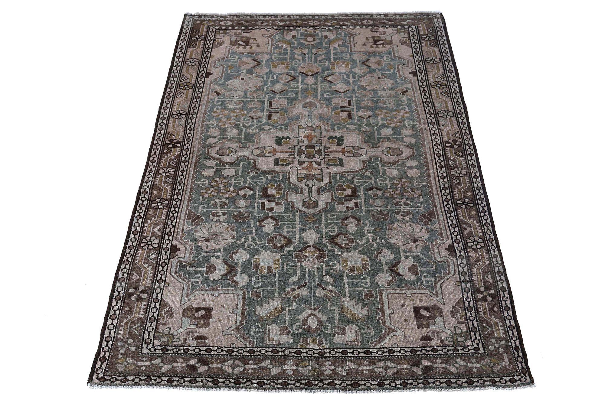 Entdecken Sie die Eleganz des persischen Malayers mit dem kleinen Teppich von CIRCA 1910. Dieses exklusive Design aus Wolle und Blau-Elfenbein eignet sich perfekt, um Ihren Raum zu verschönern.