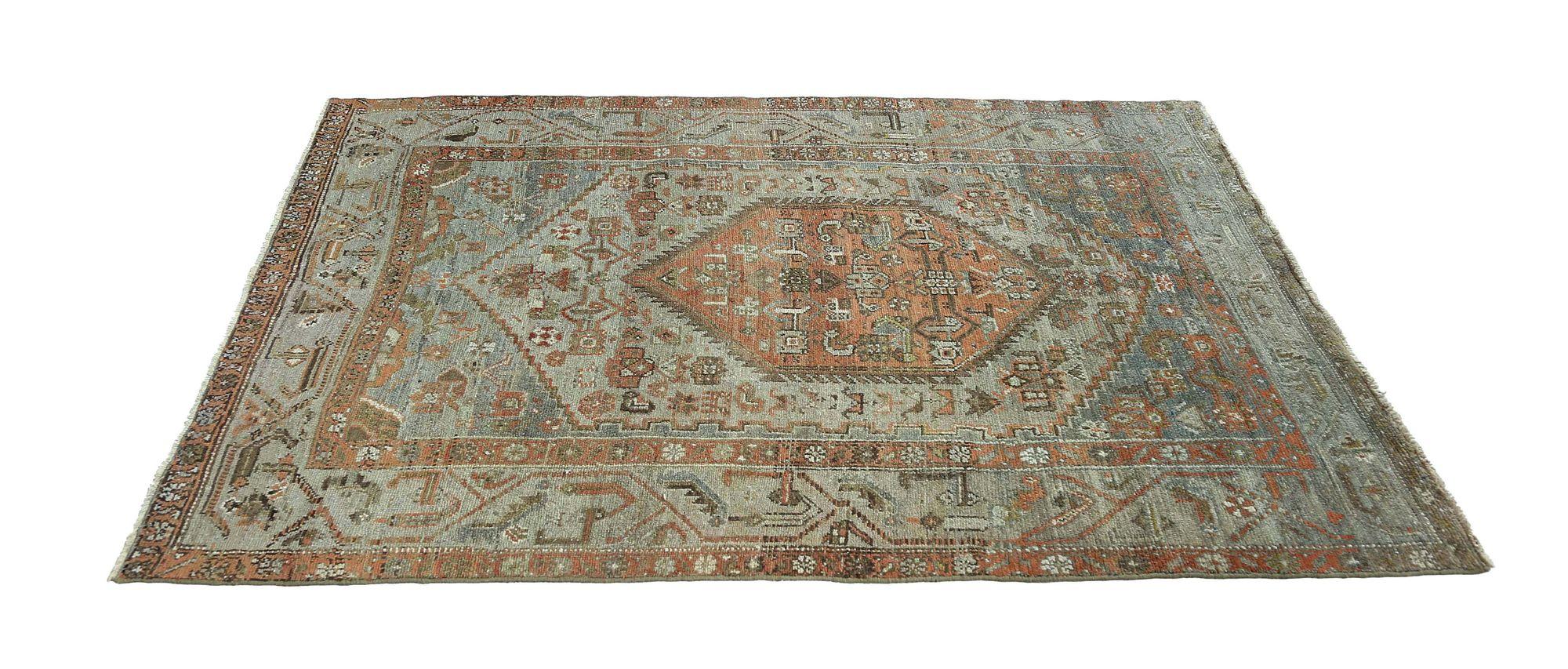 Entdecken Sie die Eleganz des persischen Malayers mit dem kleinen Teppich von CIRCA 1910. Dieses exklusive Design aus Wolle und Blau-Elfenbein-Orange ist perfekt, um Ihren Raum zu verschönern.