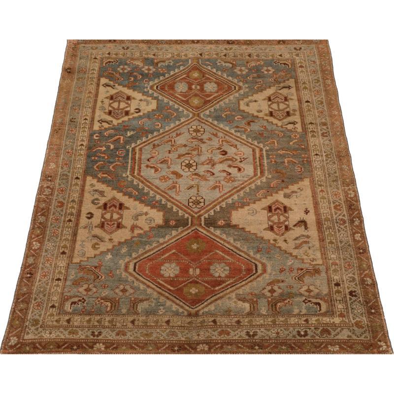 Entdecken Sie die Eleganz des persischen Malayers mit dem kleinen Teppich von CIRCA 1910. Dieses exklusive Design aus Wolle und Blau-Elfenbein-Rot ist perfekt, um Ihren Raum zu verschönern.