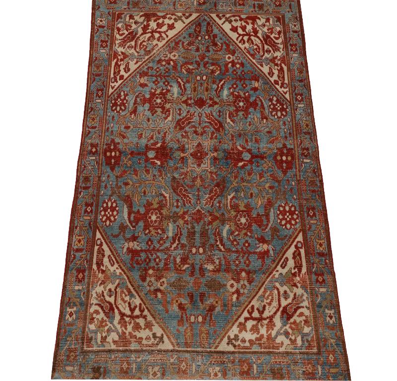 Entdecken Sie die Eleganz des persischen Malayers mit dem kleinen Teppich von CIRCA 1880. Dieses exklusive Design aus Wolle und Blau-Elfenbein-Rot ist perfekt, um Ihren Raum zu verschönern.