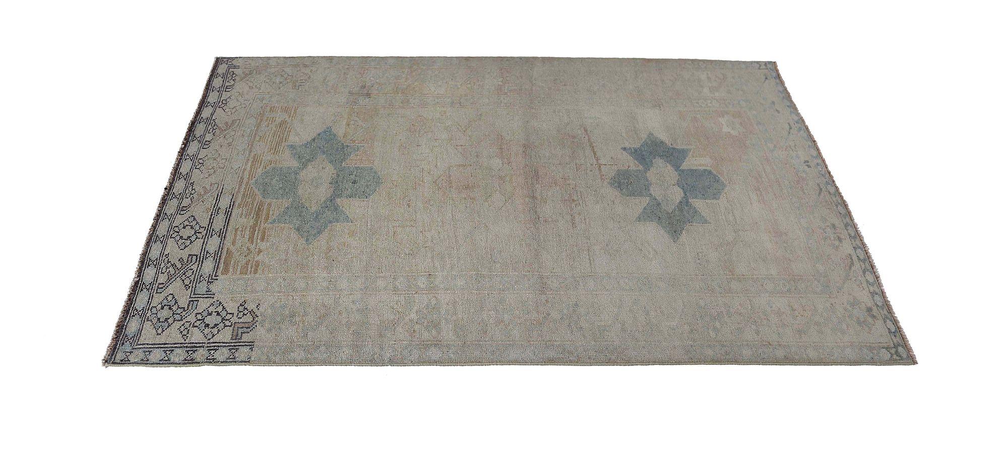 Entdecken Sie die Eleganz des persischen Malayers mit dem kleinen Teppich von CIRCA 1910. Dieses exklusive Design aus Wolle und BluePinkTaupe ist perfekt, um Ihren Raum zu verschönern.
