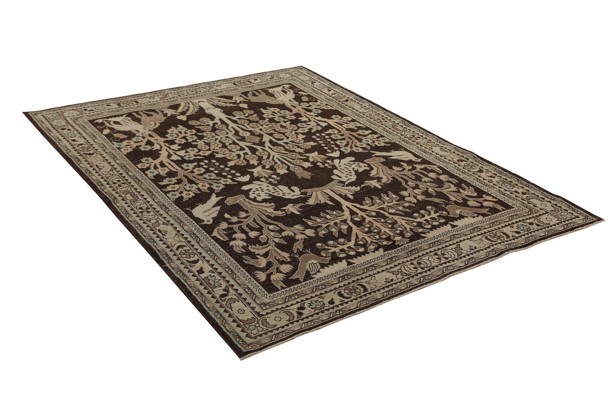 Entdecken Sie die Eleganz des persischen Malayers mit dem kleinen Teppich von CIRCA 1910. Dieses exklusive Design aus Wolle und Braun ist perfekt, um Ihren Raum zu verschönern.