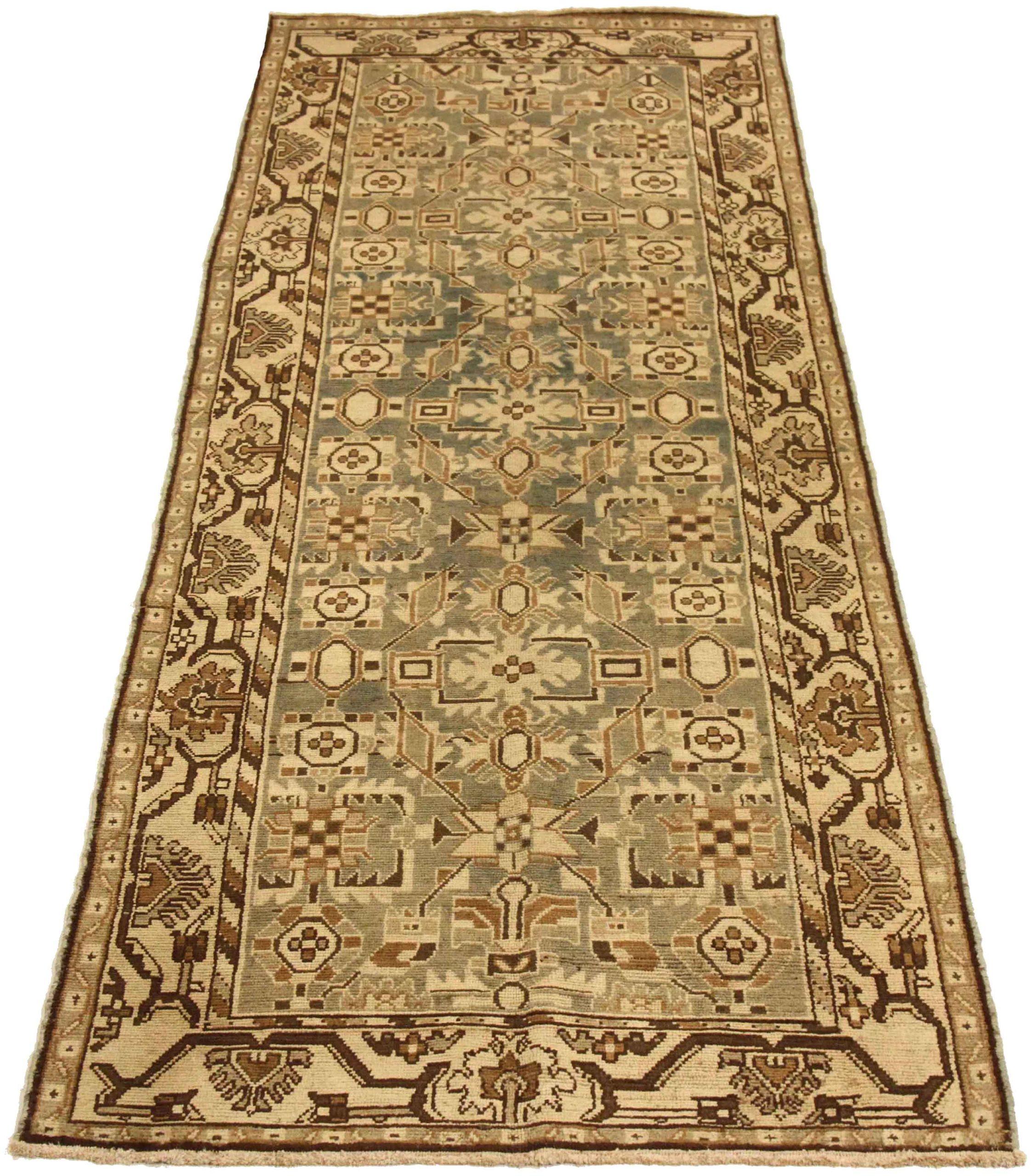 Entdecken Sie die Eleganz des persischen Malayers mit dem kleinen Teppich von CIRCA 1880. Dieses exklusive Design aus Wolle und BraunGrauElfenbein ist perfekt, um Ihren Raum zu verschönern.