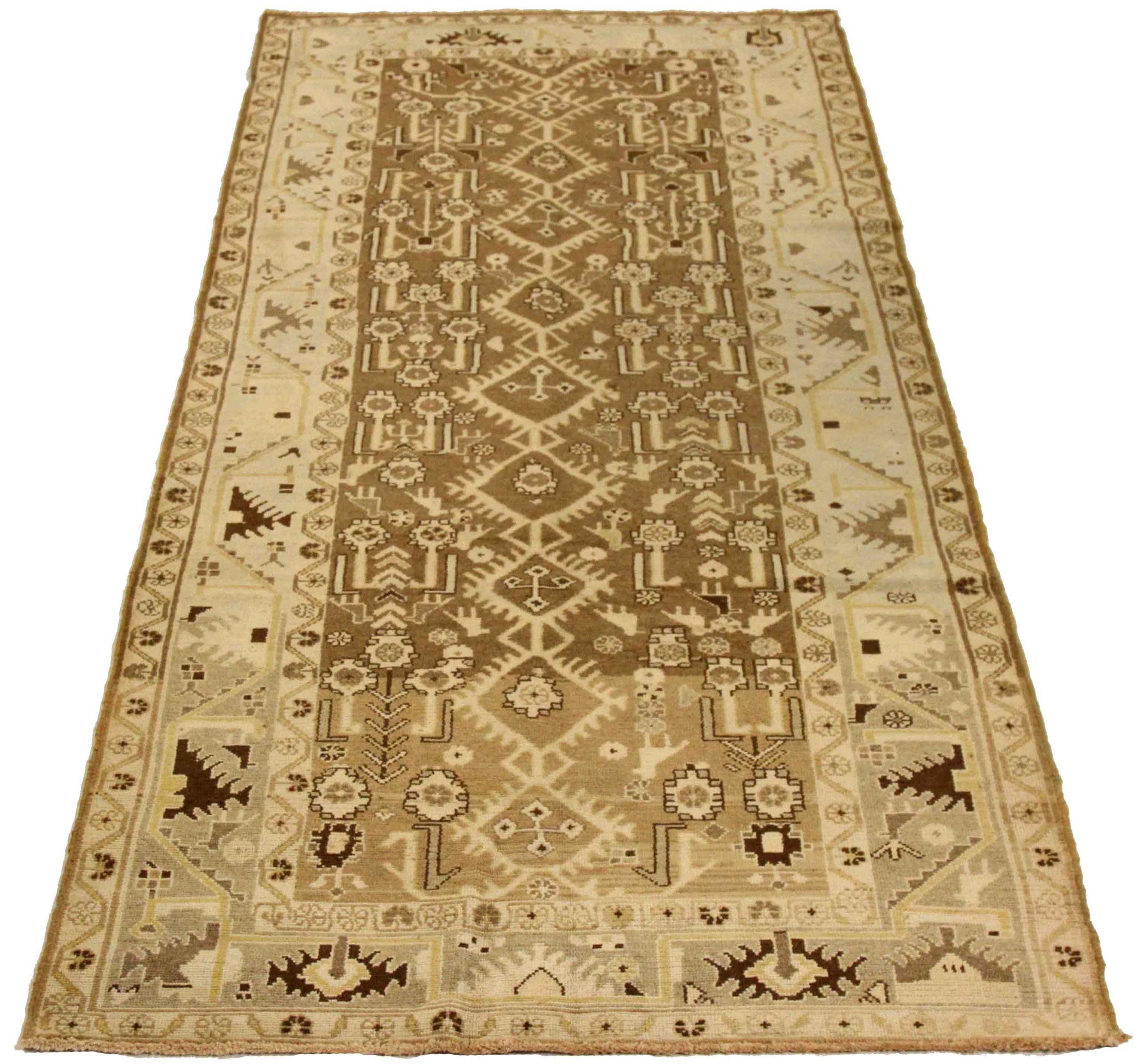 Scopri l'eleganza del tappeto persiano Malayer di piccole dimensioni del 1880 circa. Progettato in lana e marrone-avorio, questo design esclusivo è perfetto per valorizzare il tuo spazio.