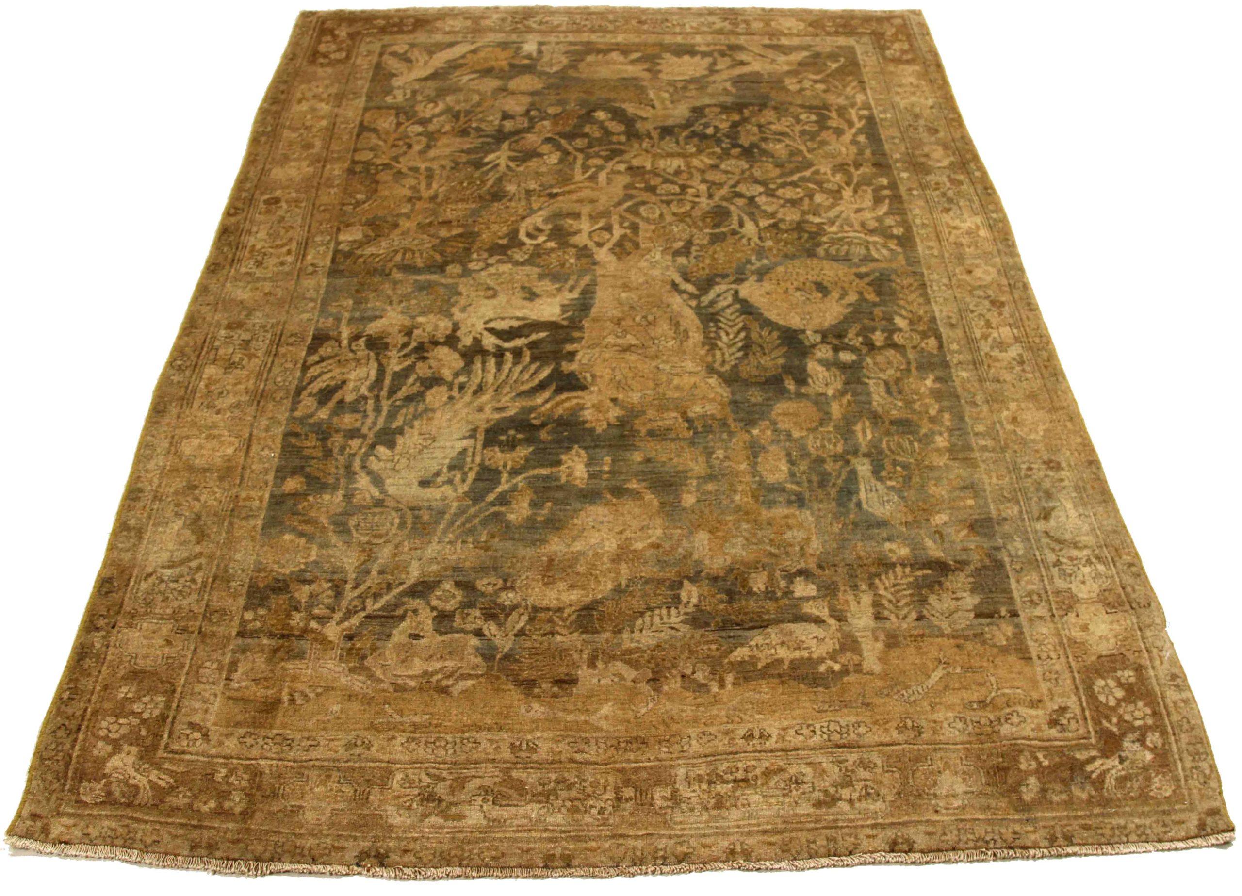 Entdecken Sie die Eleganz des persischen Malayers mit dem kleinen Teppich von CIRCA 1880. Dieses exklusive Design aus Wolle und Braun-Elfenbein ist perfekt, um Ihren Raum zu verschönern.