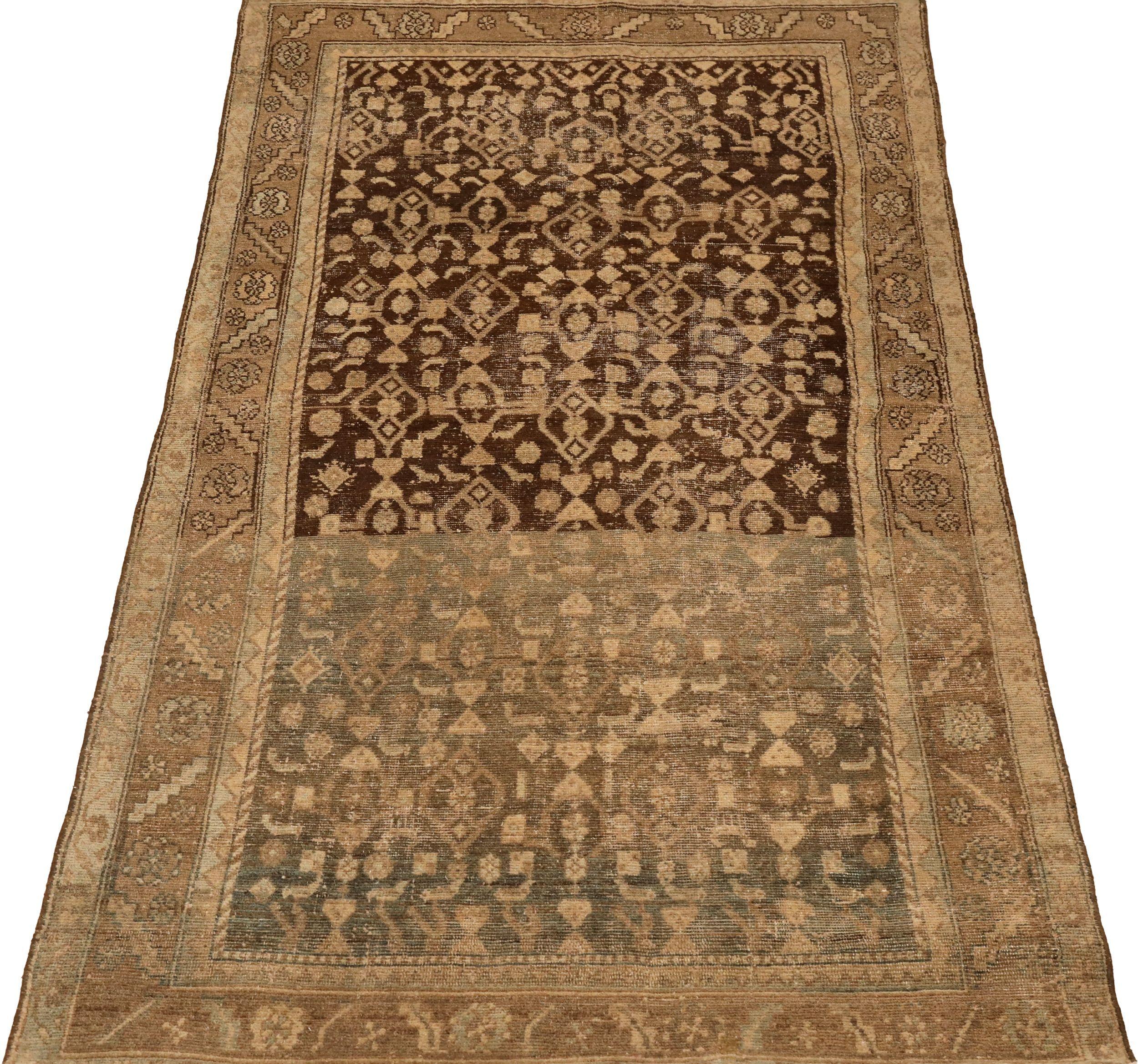 Entdecken Sie die Eleganz des persischen Malayers mit dem kleinen Teppich von CIRCA 1910. Dieses exklusive Design aus Wolle und Braun-Elfenbein ist perfekt, um Ihren Raum zu verschönern.