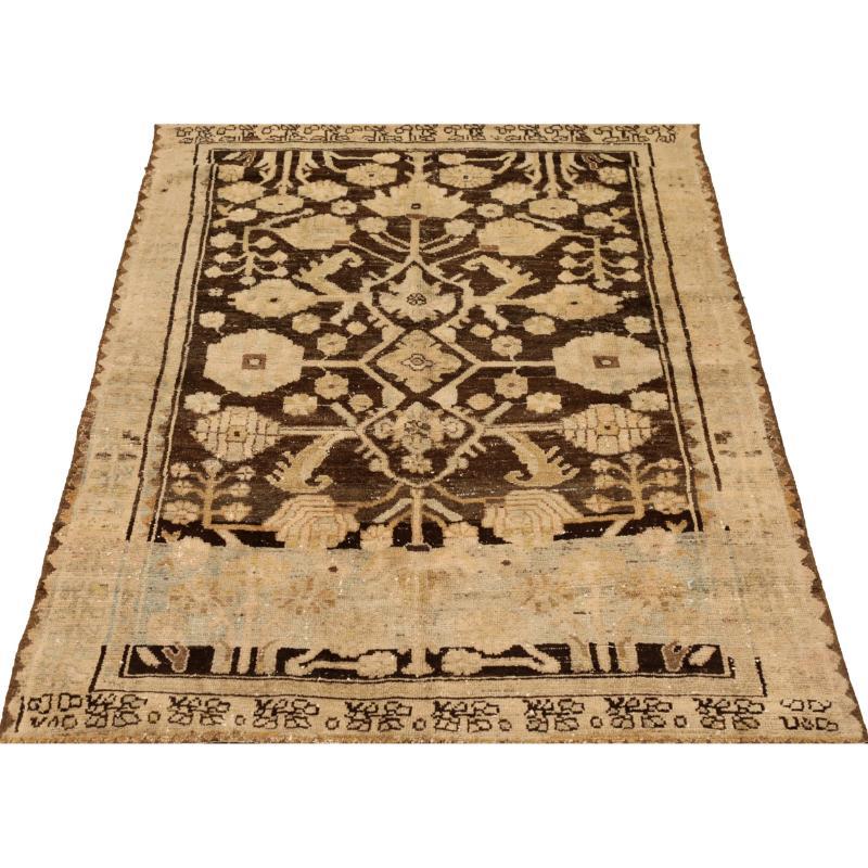 Scopri l'eleganza del tappeto persiano Malayer di piccole dimensioni del 1910 circa. Progettato in lana e marrone-avorio, questo design esclusivo è perfetto per valorizzare il tuo spazio.