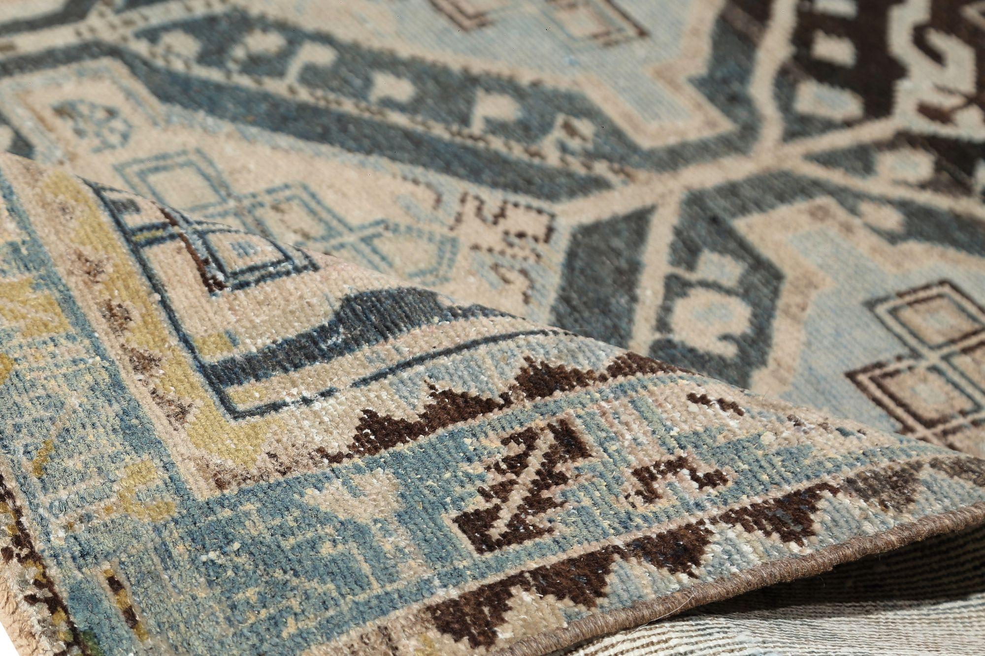 Entdecken Sie die Eleganz des persischen Malayers mit dem kleinen Teppich von CIRCA 1910. Dieses exklusive Design aus Wolle und Braun-Elfenbein ist perfekt, um Ihren Raum zu verschönern.