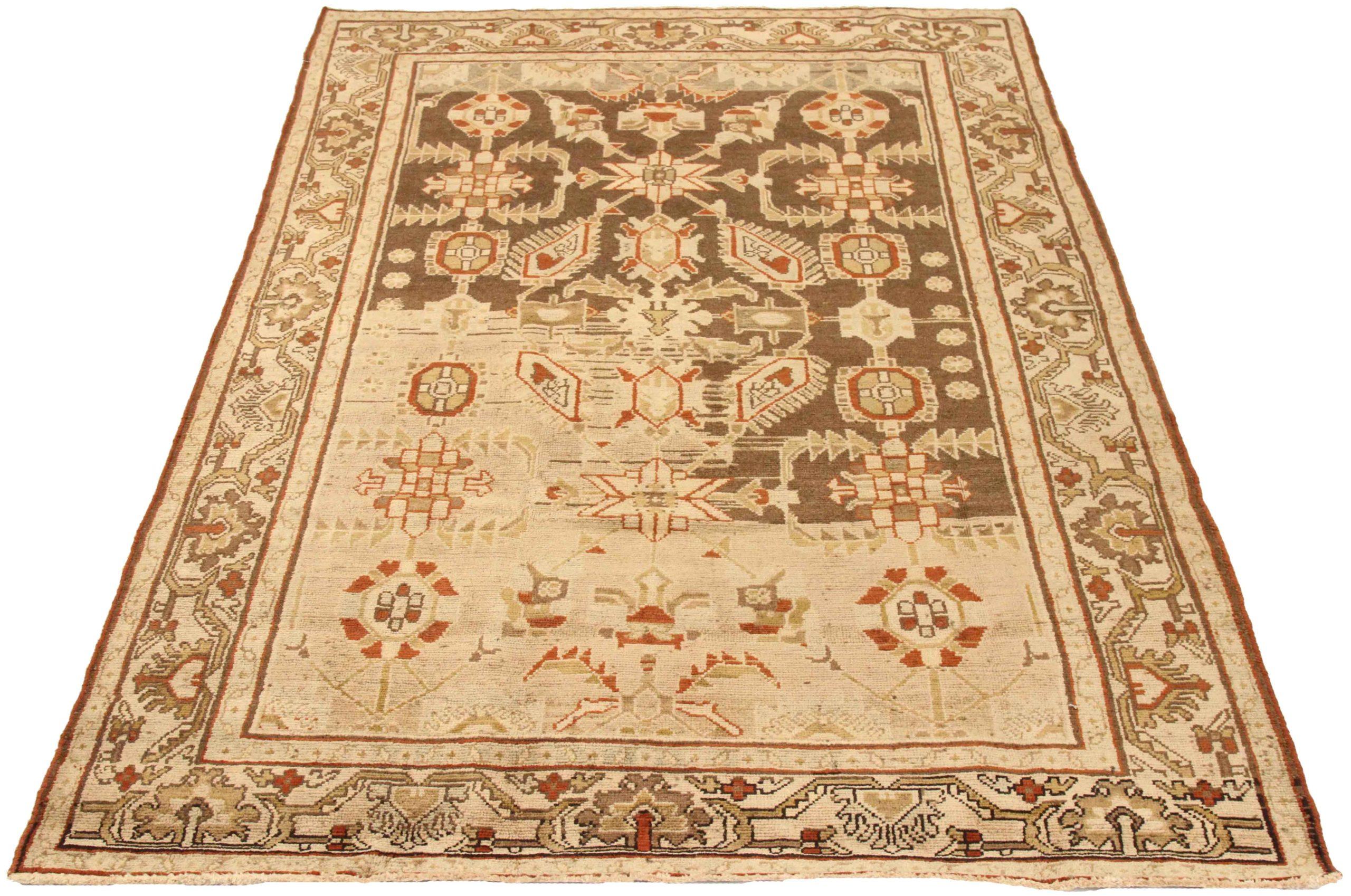 Entdecken Sie die Eleganz des persischen Malayers mit dem kleinen Teppich von CIRCA 1880. Dieses exklusive Design aus Wolle und Braun-Elfenbein-Rot ist perfekt, um Ihren Raum zu verschönern.