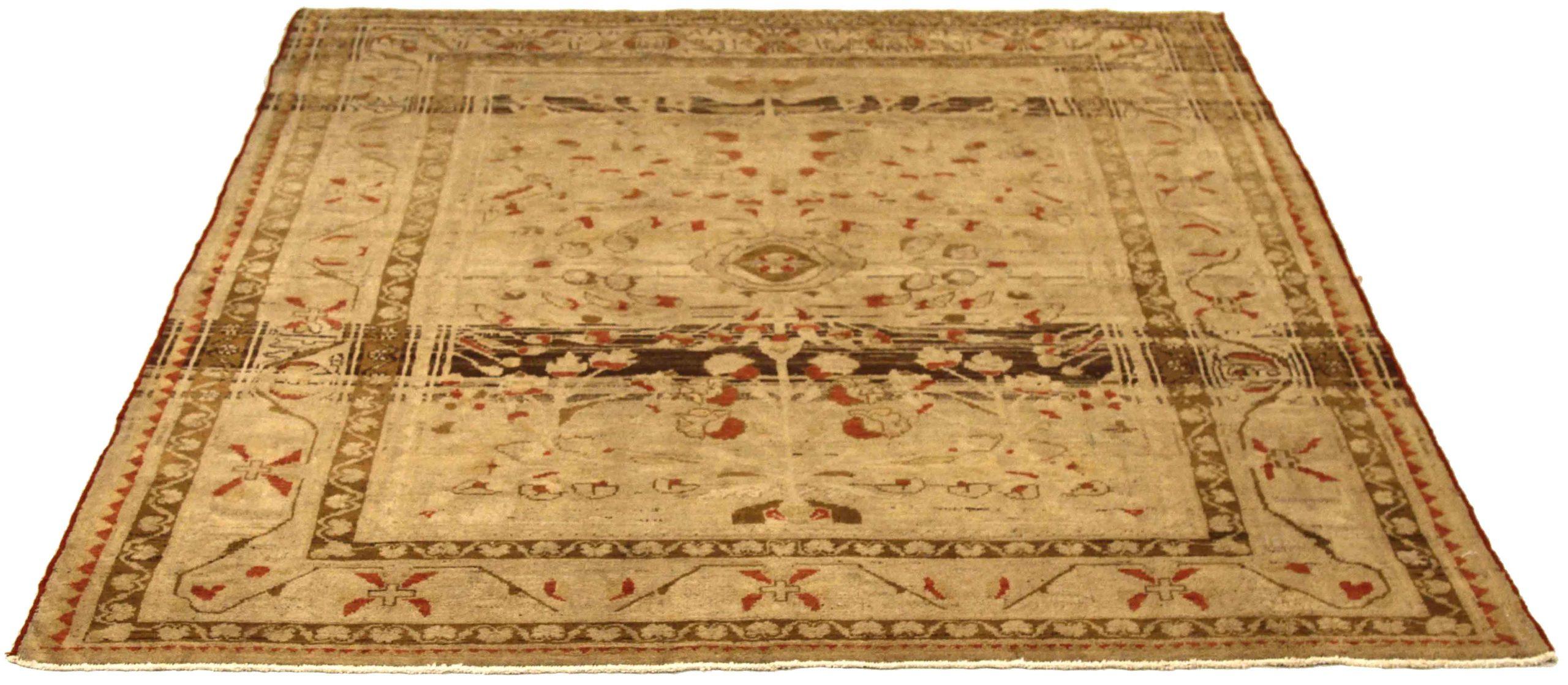 Entdecken Sie die Eleganz des persischen Malayers mit dem kleinen Teppich von CIRCA 1880. Dieses exklusive Design aus Wolle und Braun-Elfenbein-Rot ist perfekt, um Ihren Raum zu verschönern.