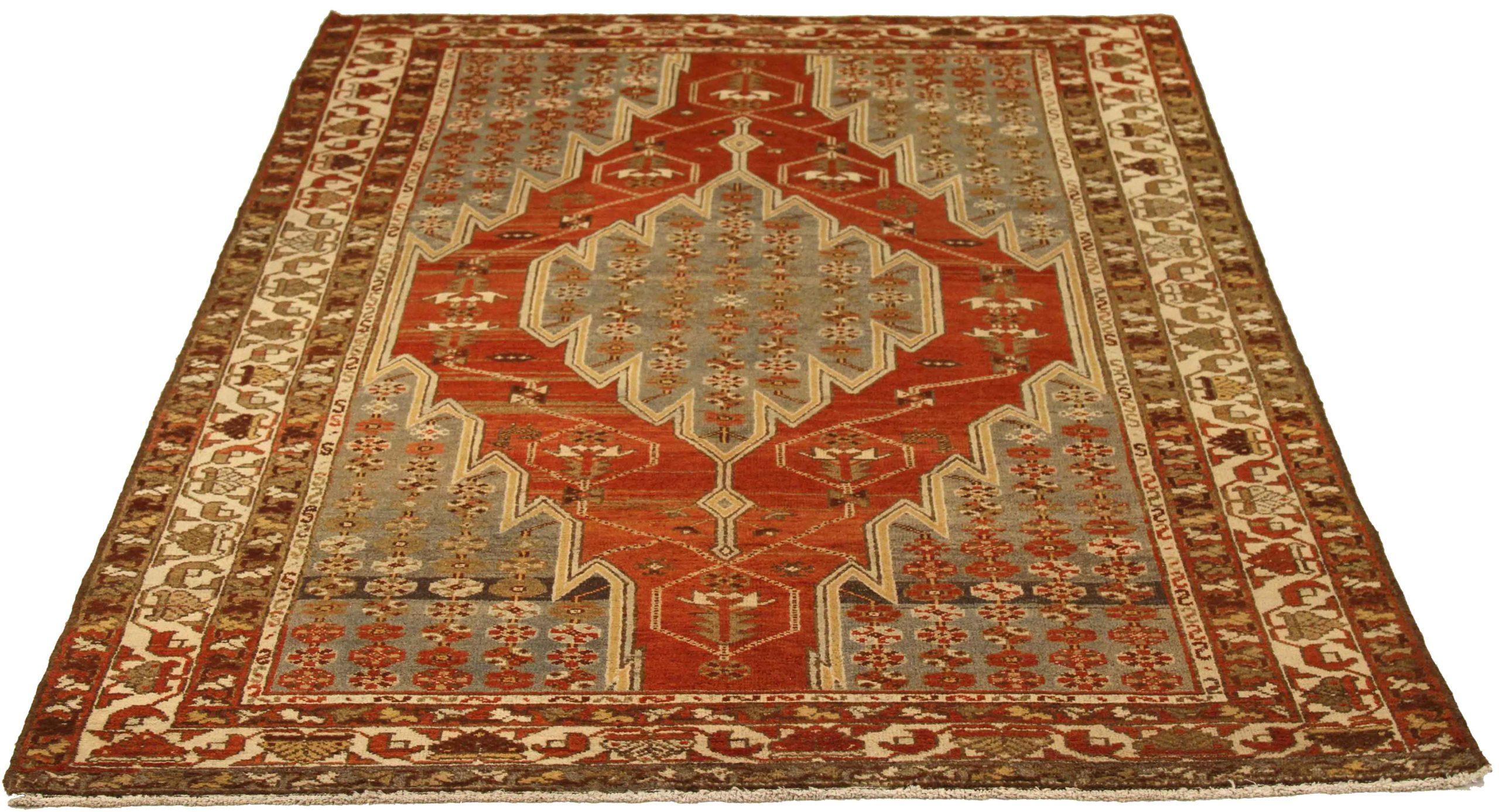 Entdecken Sie die Eleganz des persischen Malayers mit dem kleinen Teppich von CIRCA 1880. Dieses exklusive Design aus Wolle und Braun-Elfenbein-Rot ist perfekt, um Ihren Raum zu verschönern.