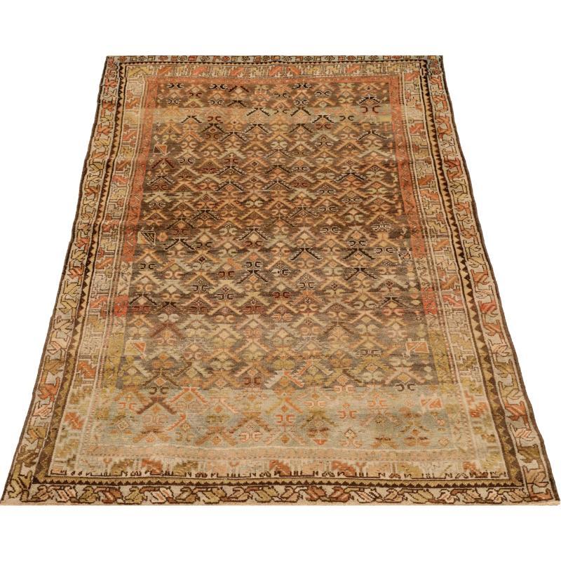 Découvrez l'élégance du petit tapis persan Malayer datant de 1910. Conçu avec de la laine et du brun-ivoire-rouge-jaune, ce design exclusif est parfait pour mettre en valeur votre espace.