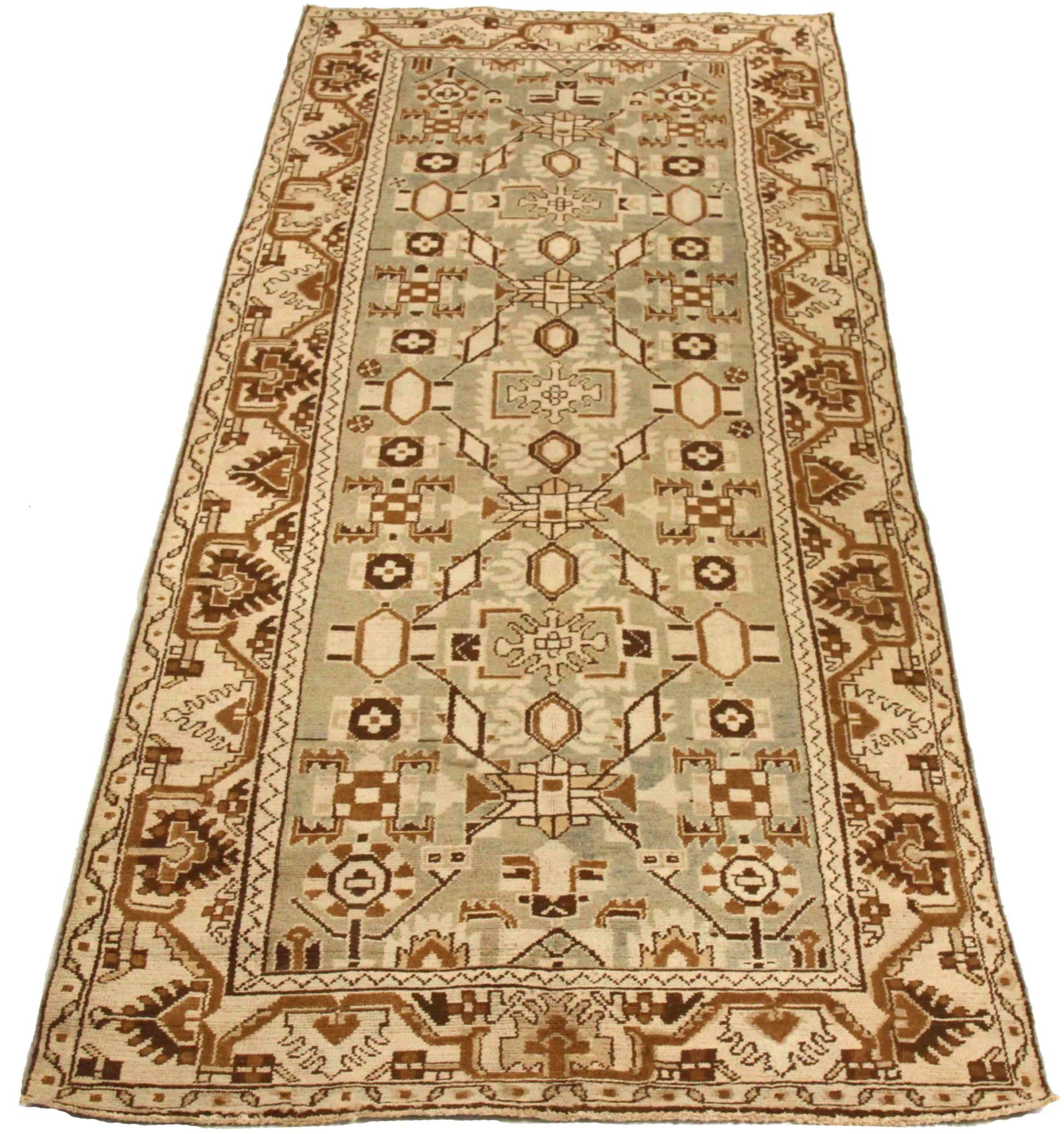 Entdecken Sie die Eleganz des persischen Malayers mit dem kleinen Teppich von CIRCA 1880. Dieses exklusive Design aus Wolle und Braun-Elfenbein-Taupe ist perfekt, um Ihren Raum zu verschönern.