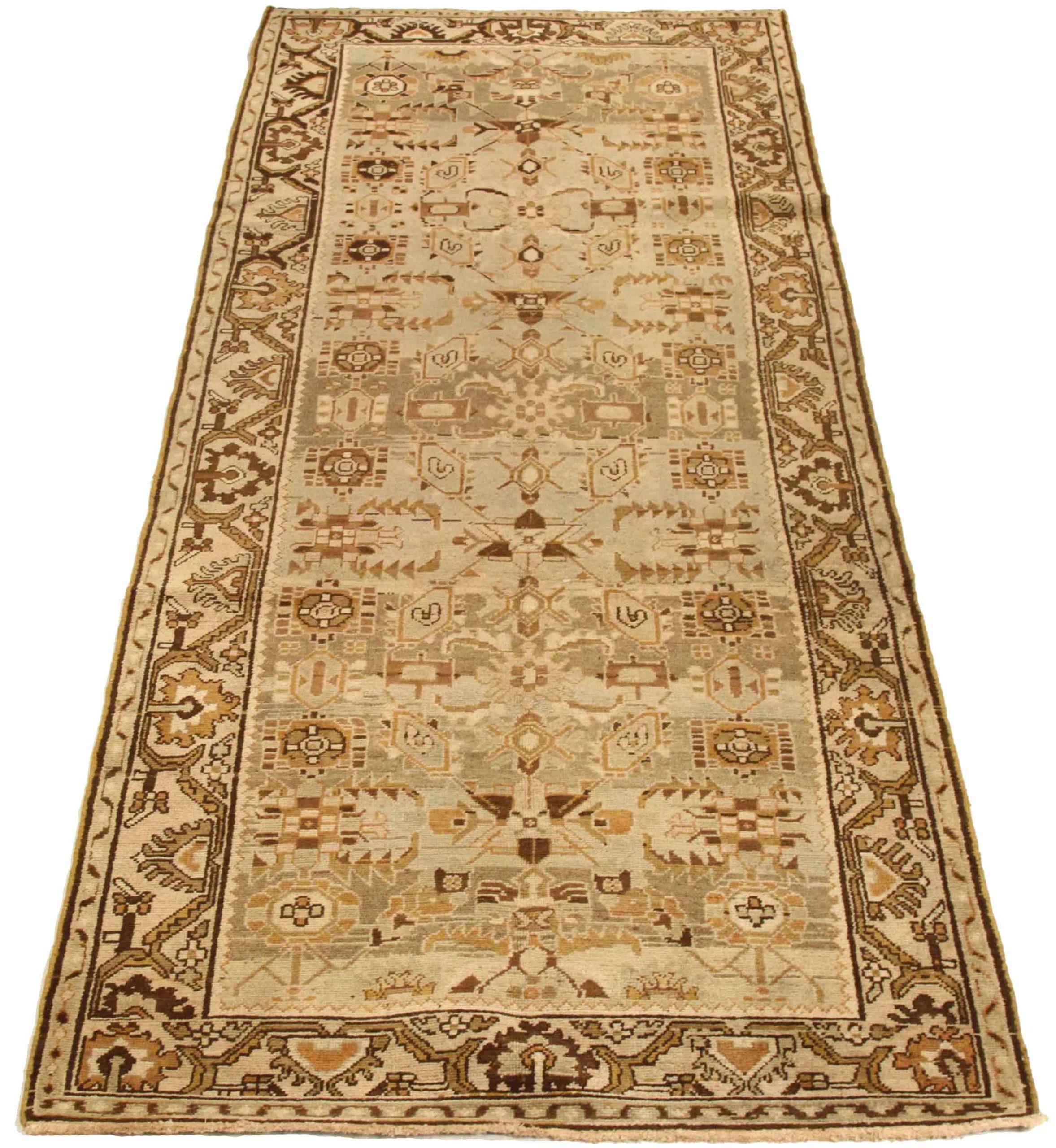 Scopri l'eleganza del tappeto persiano Malayer di piccole dimensioni del 1880 circa. Progettato con lana e marrone-avorio-tortora, questo design esclusivo è perfetto per valorizzare il tuo spazio.