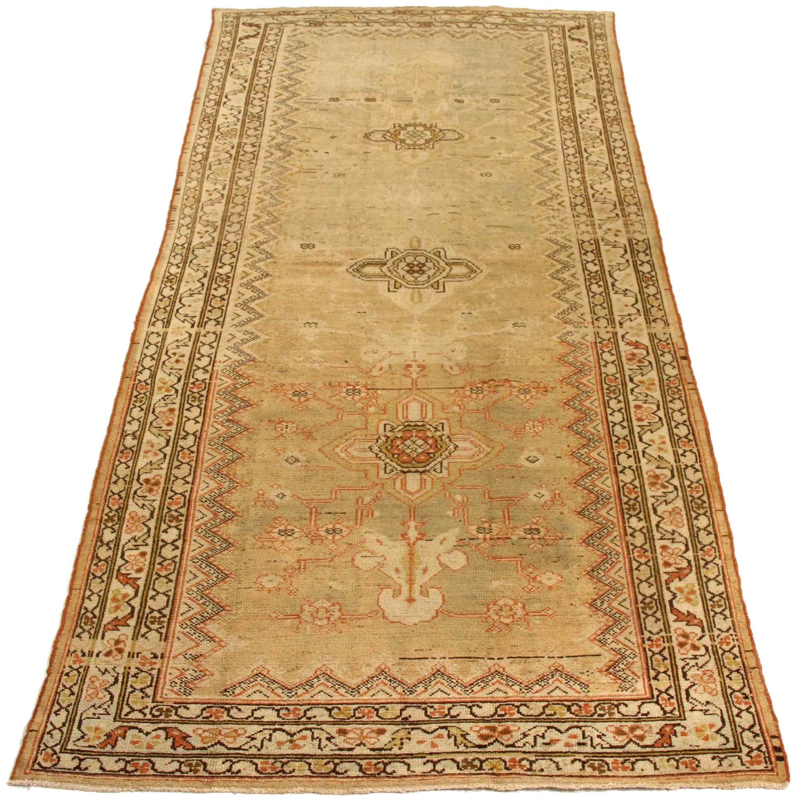 Entdecken Sie die Eleganz des persischen Malayers mit dem kleinen Teppich von CIRCA 1880. Dieses exklusive Design aus Wolle und Braun-Elfenbein-Gelb ist perfekt, um Ihren Raum zu verschönern.