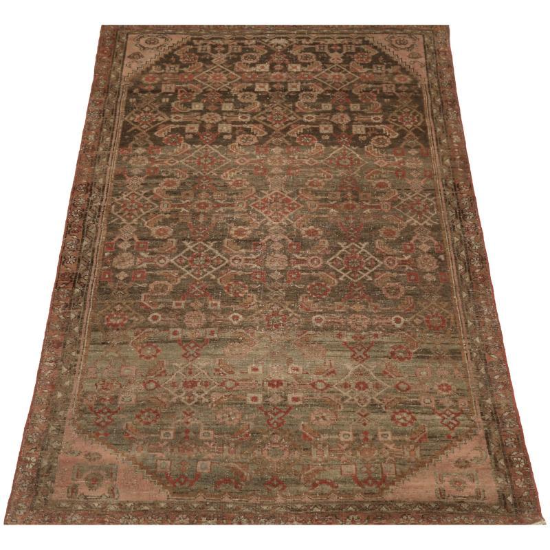 Entdecken Sie die Eleganz des persischen Malayers mit dem kleinen Teppich von CIRCA 1910. Dieses exklusive Design aus Wolle und Braunrot ist perfekt, um Ihren Raum zu verschönern.
