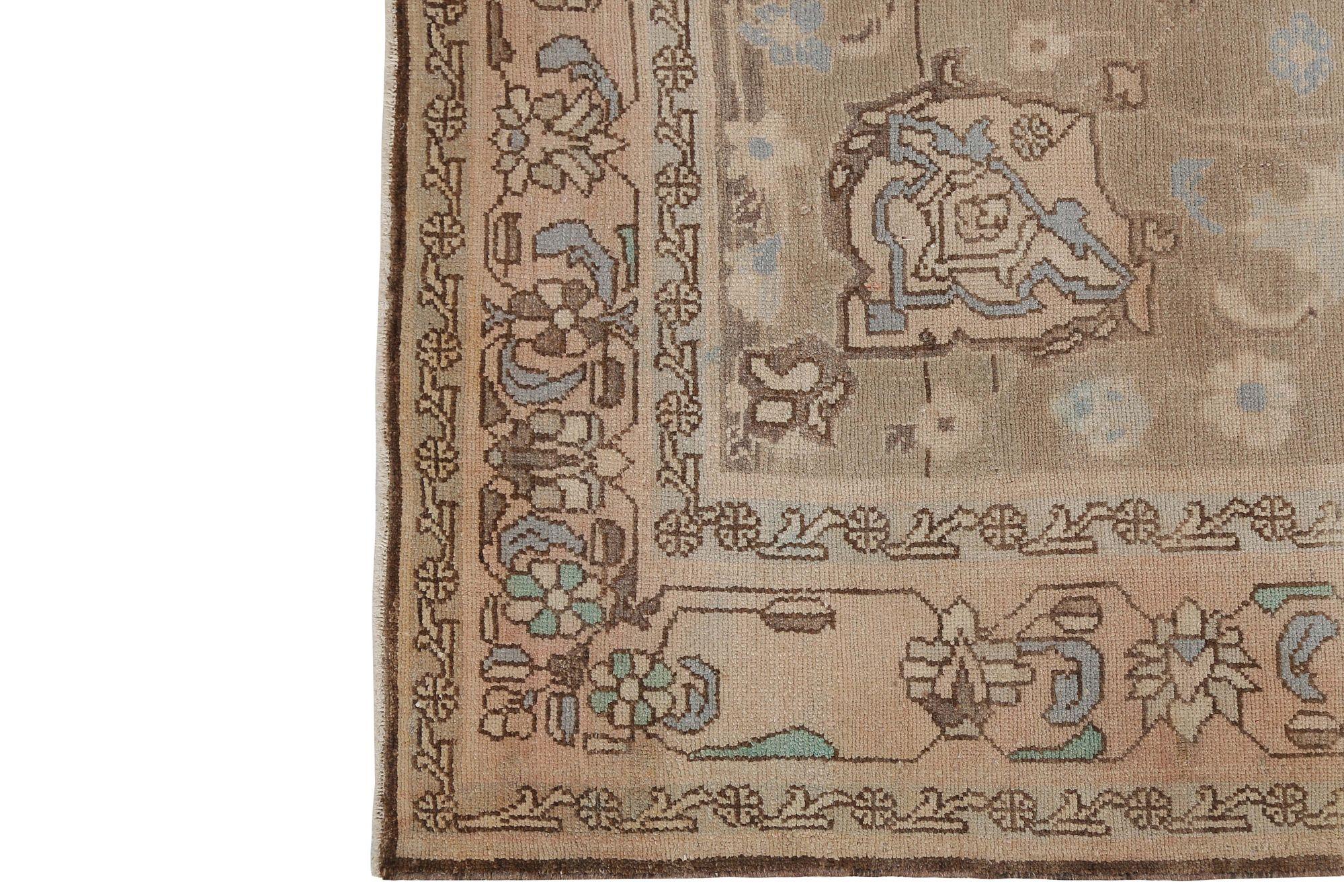 Scopri l'eleganza del tappeto persiano Malayer di piccole dimensioni del 1910 circa. Progettato con Lana e Marrone-Taupe, questo design esclusivo è perfetto per valorizzare il tuo spazio.