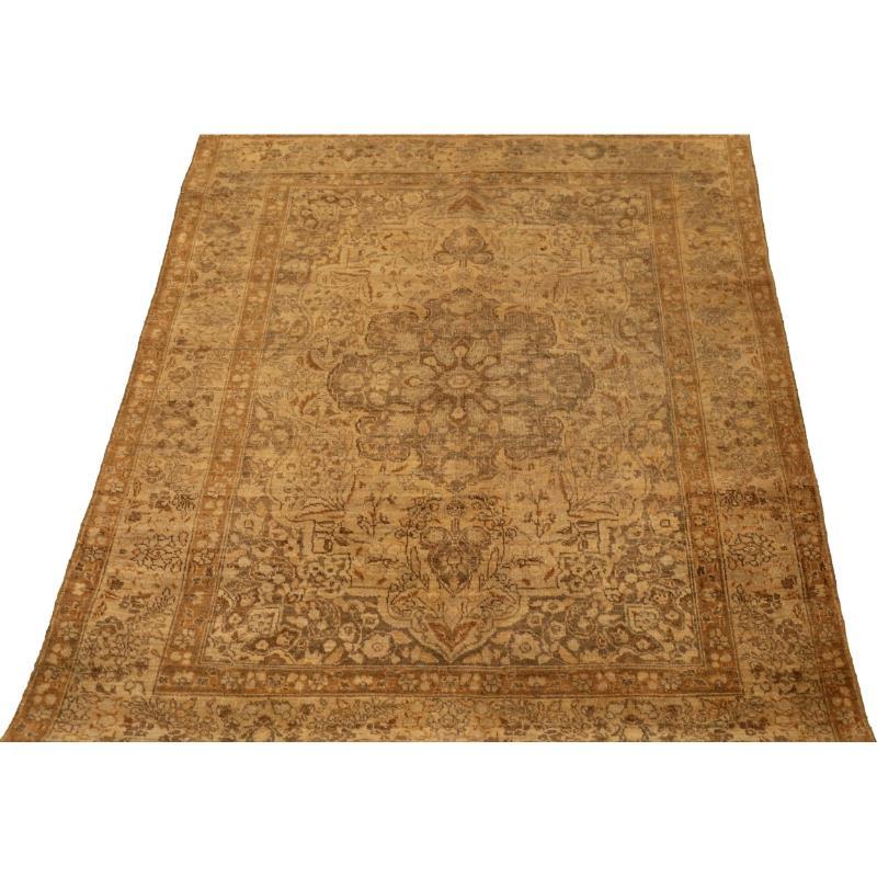 Entdecken Sie die Eleganz des persischen Malayers mit dem kleinen Teppich von CIRCA 1910. Dieses exklusive Design mit Wolle und BrownYellow ist perfekt, um Ihren Raum zu verschönern.