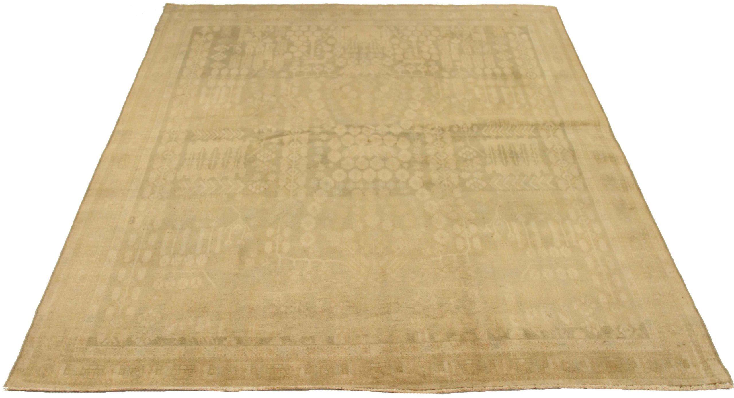 Entdecken Sie die Eleganz des persischen Malayers mit dem kleinen Teppich von CIRCA 1880. Dieses exklusive Design aus Wolle und GreenIvory ist perfekt, um Ihren Raum zu verschönern.