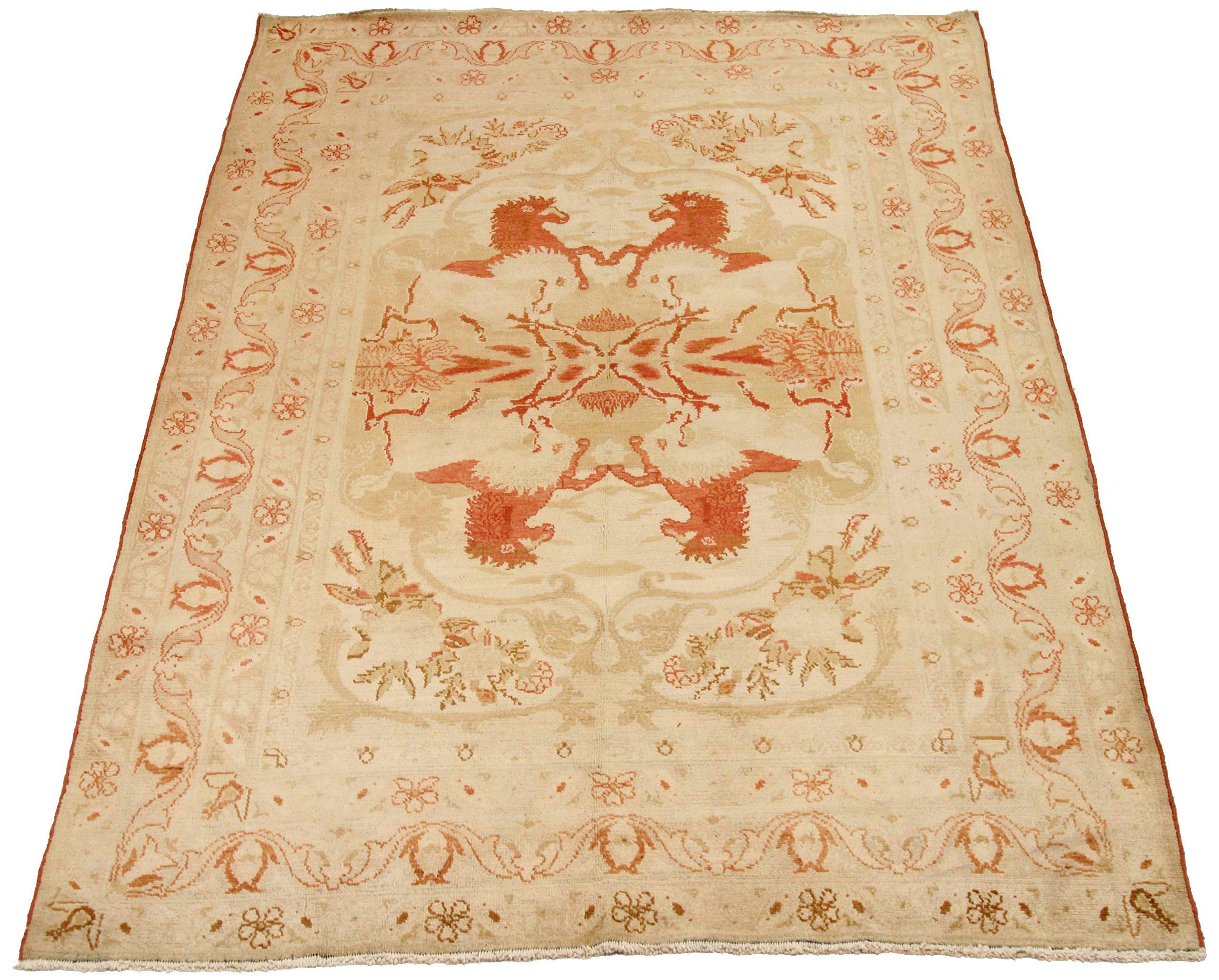 Entdecken Sie die Eleganz des persischen Malayers mit dem kleinen Teppich von CIRCA 1940. Dieses exklusive Design aus Wolle und GreenIvoryRed ist perfekt, um Ihren Raum zu verschönern.