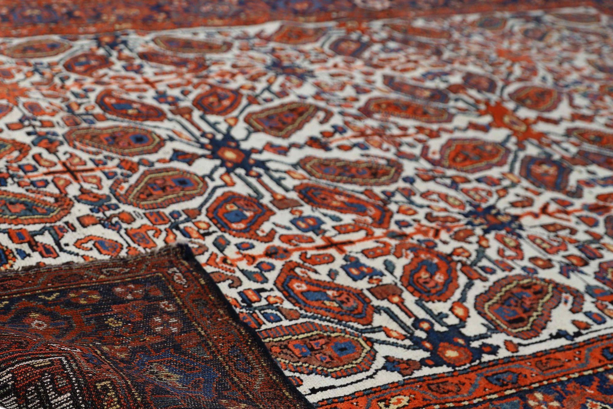 Entdecken Sie die Eleganz des persischen Malayers mit dem kleinen Teppich von CIRCA 1880. Dieses exklusive Design aus Wolle und Elfenbein ist perfekt, um Ihren Raum zu verschönern.