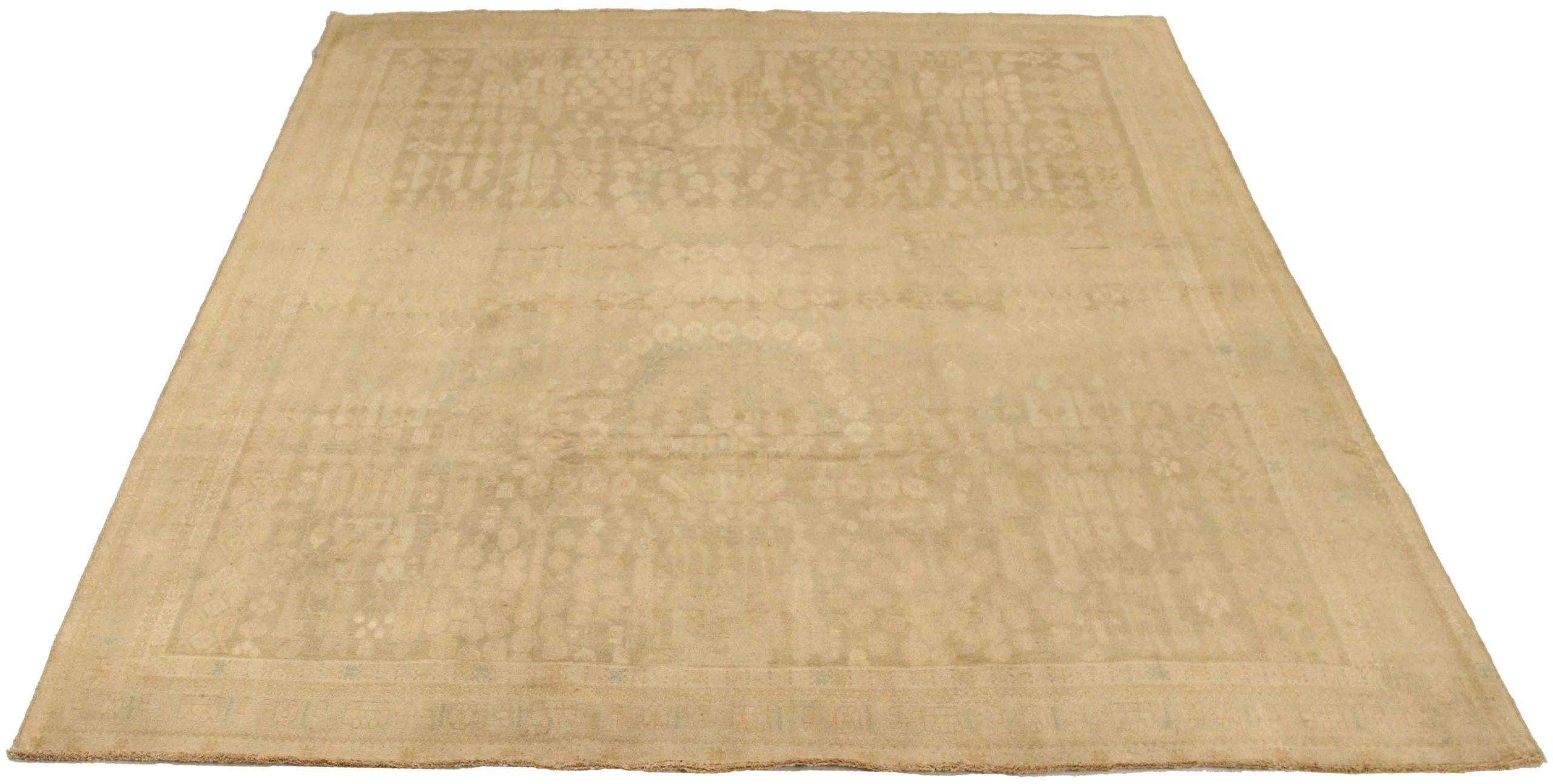 Entdecken Sie die Eleganz des persischen Malayers mit dem kleinen Teppich von CIRCA 1880. Dieses exklusive Design aus Wolle und Elfenbeinrosa ist perfekt, um Ihren Raum zu verschönern.