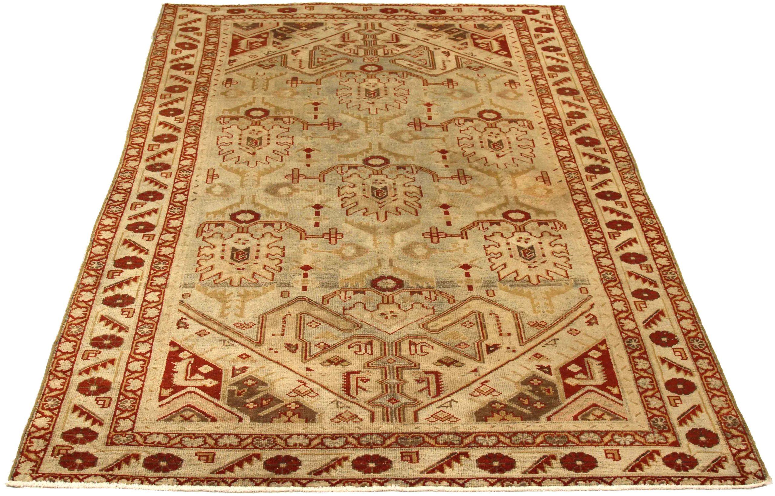 Entdecken Sie die Eleganz des persischen Malayers mit dem kleinen Teppich von CIRCA 1880. Dieses exklusive Design aus Wolle und Elfenbeinrot ist perfekt, um Ihren Raum zu verschönern.
