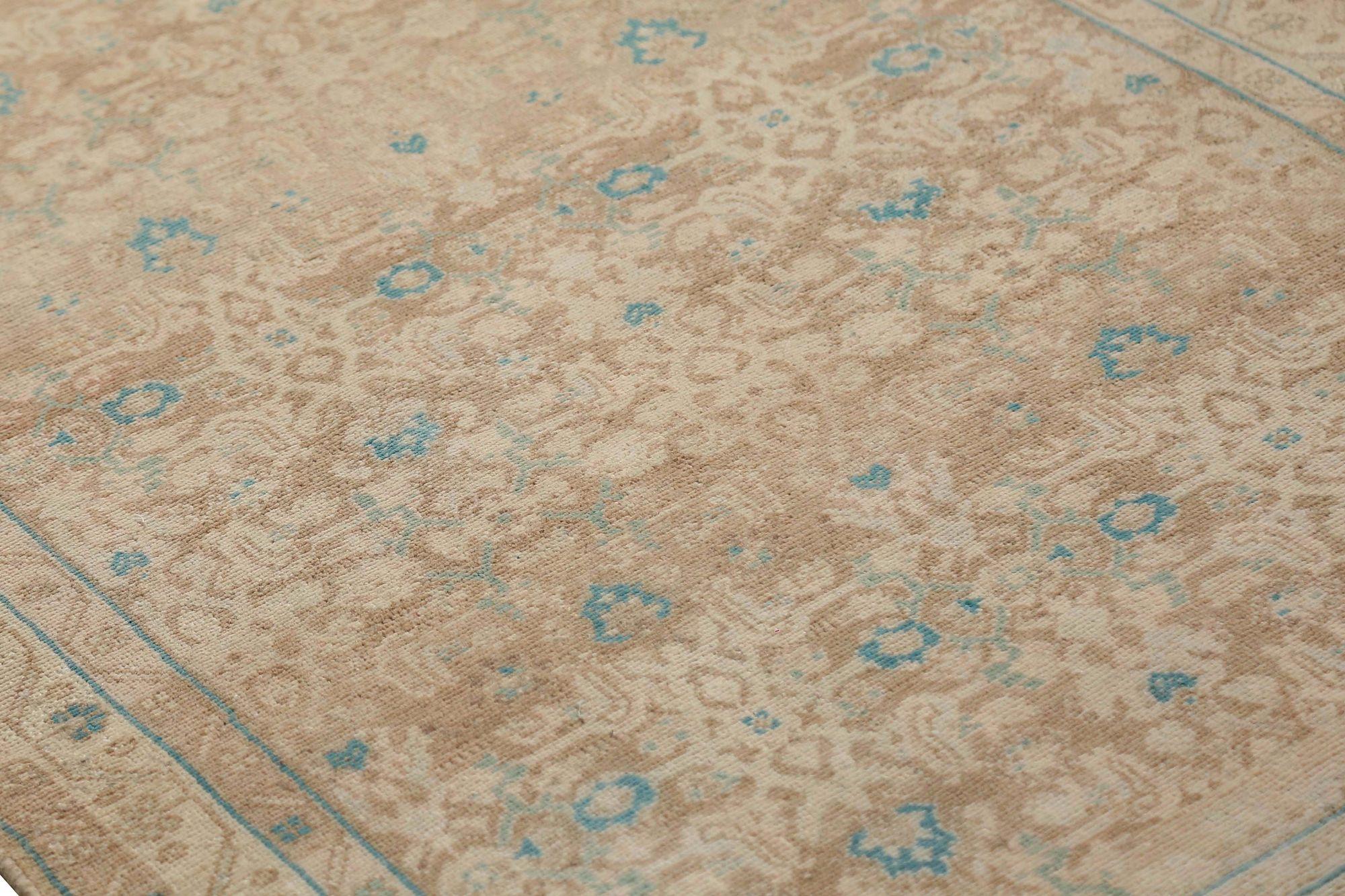 Entdecken Sie die Eleganz des persischen Malayers mit dem kleinen Teppich von CIRCA 1910. Dieses exklusive Design aus Wolle und IvoryTaupe ist perfekt, um Ihren Raum zu verschönern.