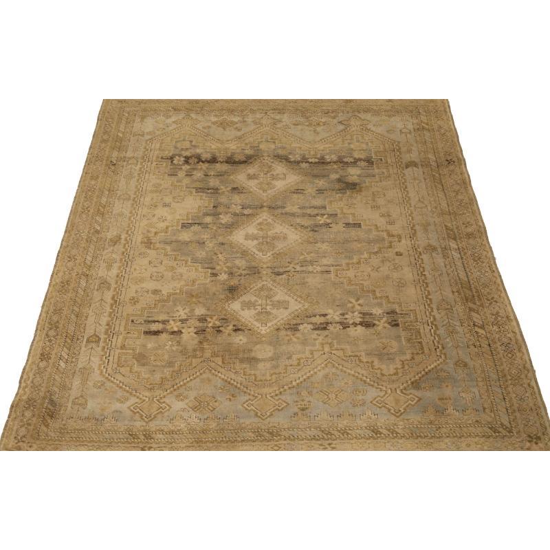 Entdecken Sie die Eleganz des persischen Malayers mit dem kleinen Teppich von CIRCA 1910. Dieses exklusive Design aus Wolle und Elfenbein-Taupe-Gelb ist perfekt, um Ihren Raum zu verschönern.