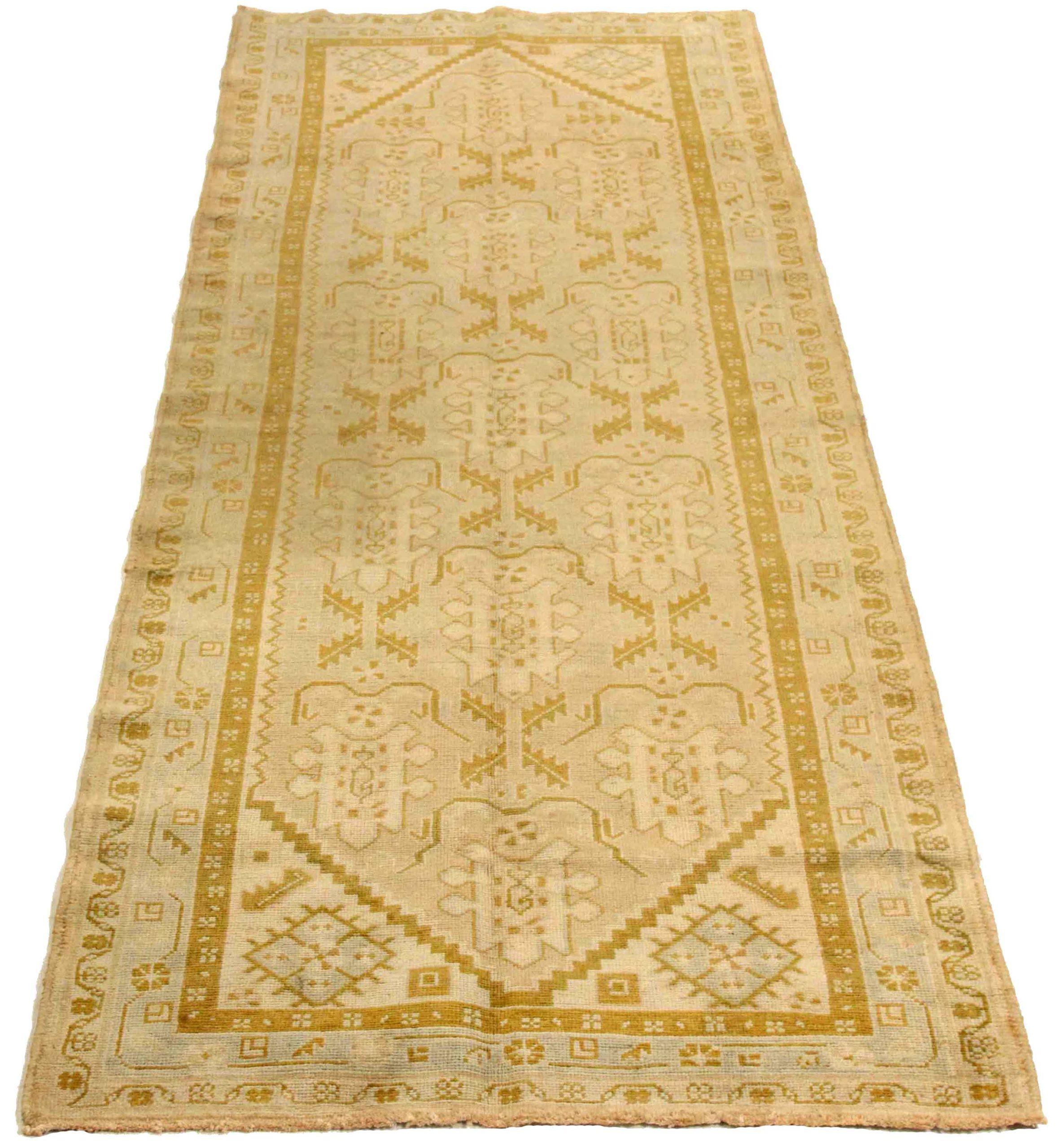Entdecken Sie die Eleganz des persischen Malayers mit dem kleinen Teppich von CIRCA 1880. Dieses exklusive Design aus Wolle und Elfenbeingelb ist perfekt, um Ihren Raum zu verschönern.