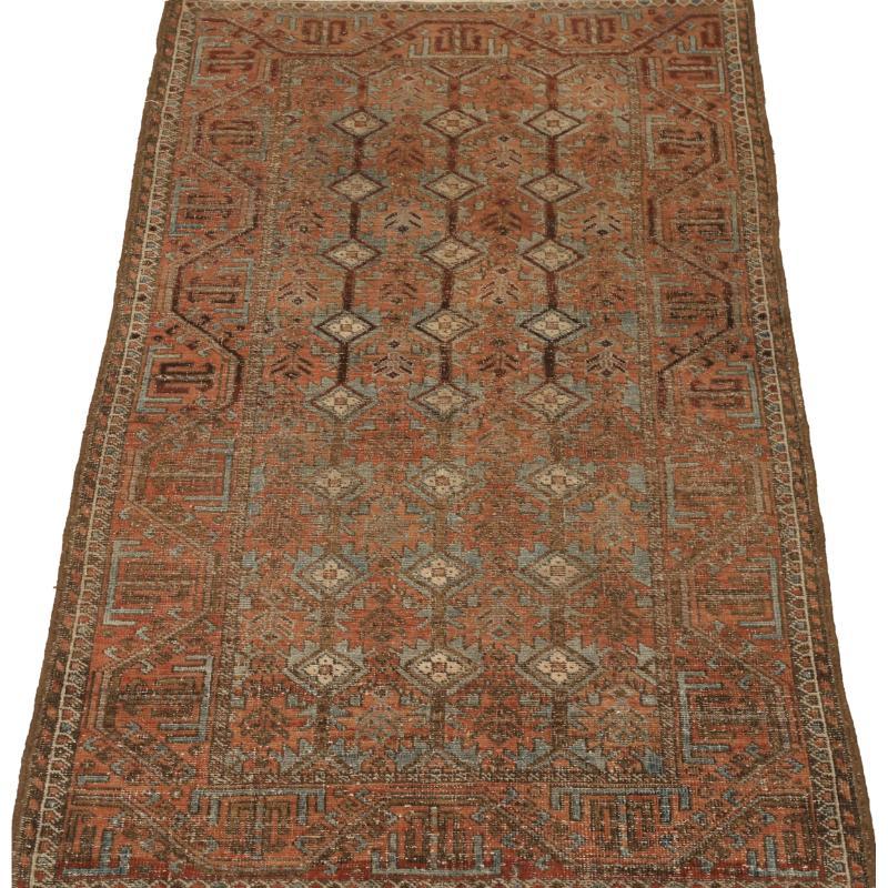 Entdecken Sie die Eleganz des persischen Malayers mit dem kleinen Teppich von CIRCA 1910. Dieses exklusive Design aus Wolle und Rot ist perfekt, um Ihren Raum zu verschönern.