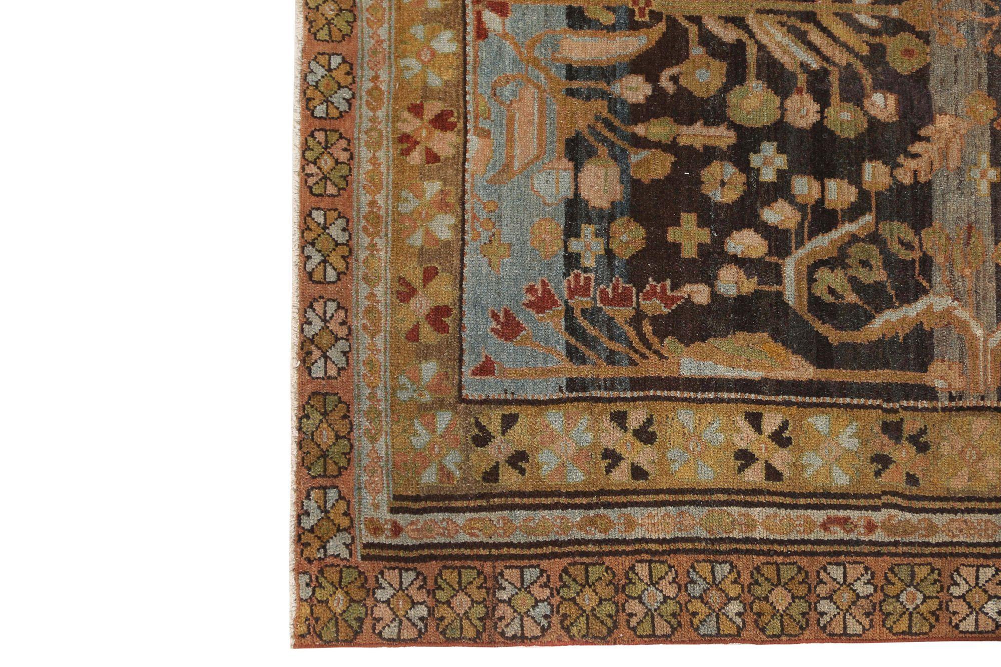 Scopri l'eleganza del Malayer persiano con i tappeti quadrati CIRCA 1910. Progettato con Lana e Marrone-Rosso-Giallo, questo design esclusivo è perfetto per valorizzare il tuo spazio.
