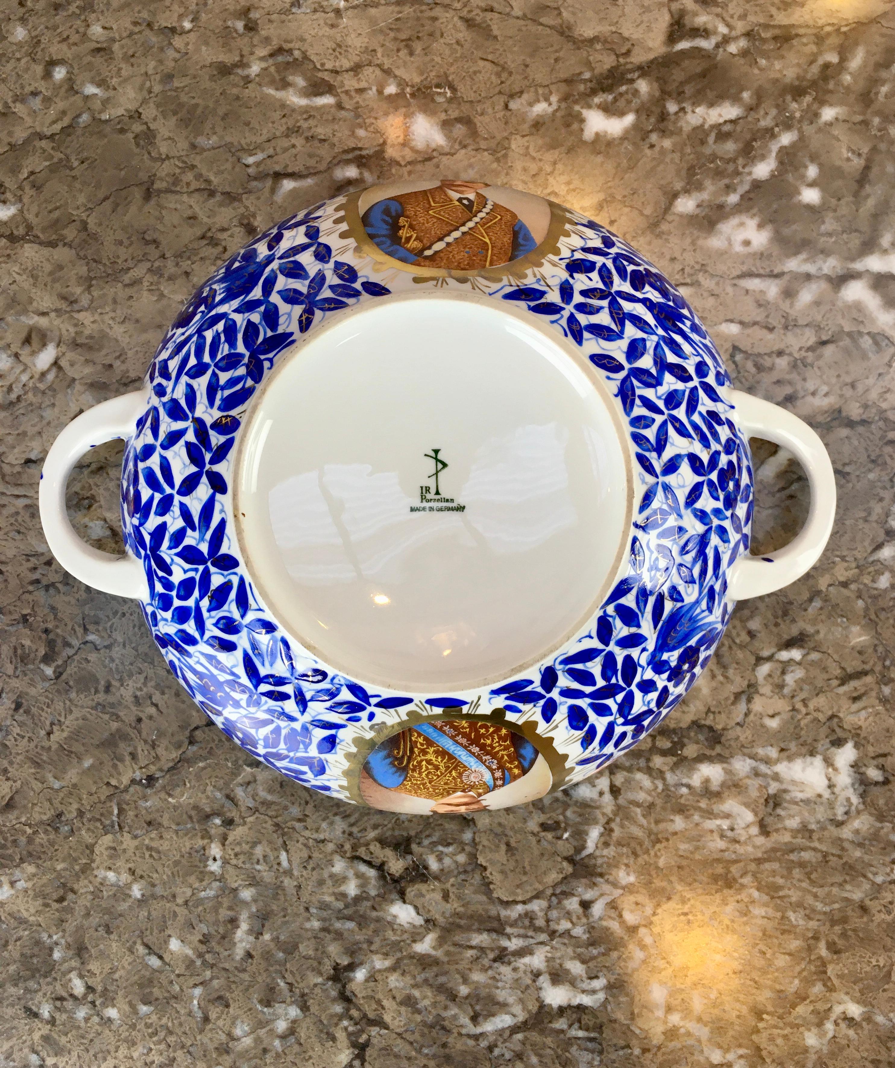 Milieu du XXe siècle Portrait de plat de service couvert en porcelaine du marché persan Nasr Al Din Shah Qajar