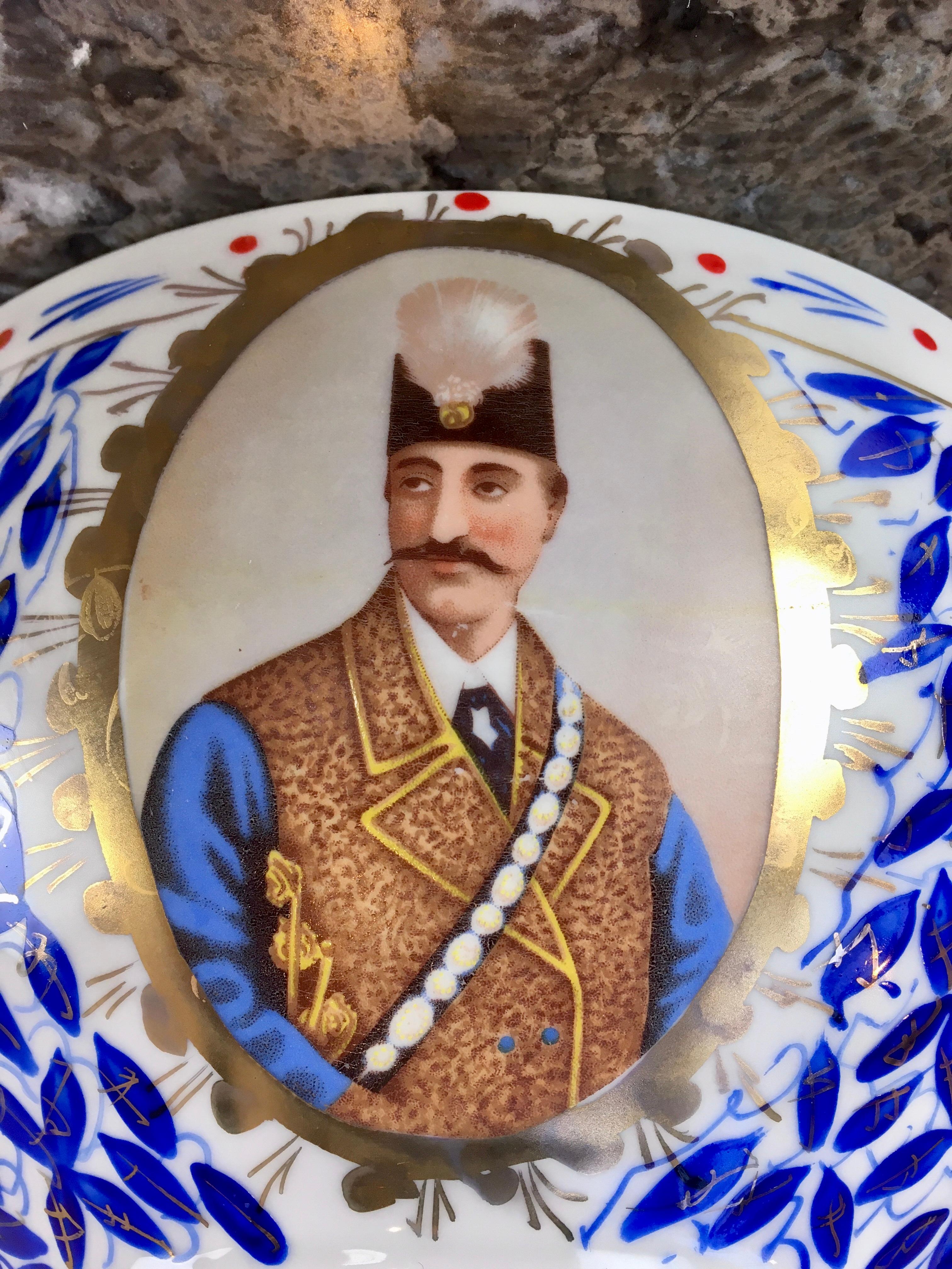 Portrait de plat de service couvert en porcelaine du marché persan Nasr Al Din Shah Qajar 1